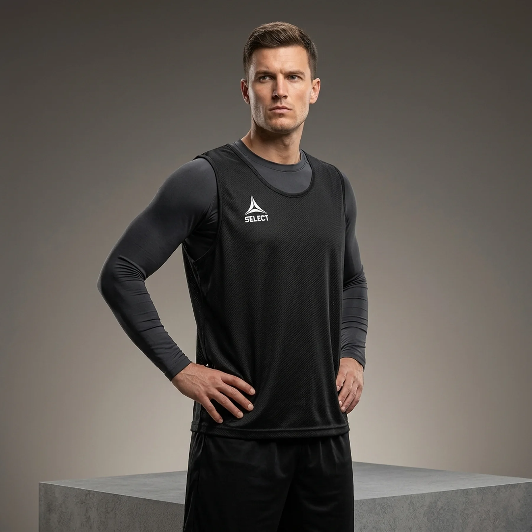 Манішка доросла Select Bib Basic чорний Уні 72х66см