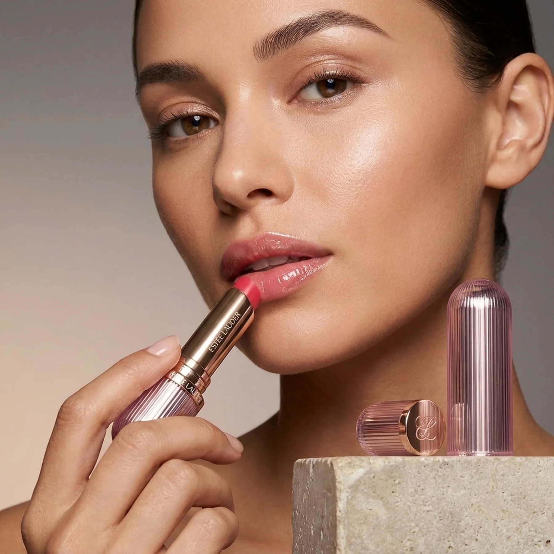 Бальзам Estee Lauder Futurist HydraPlump Lip Balm 701 Cherry Glow