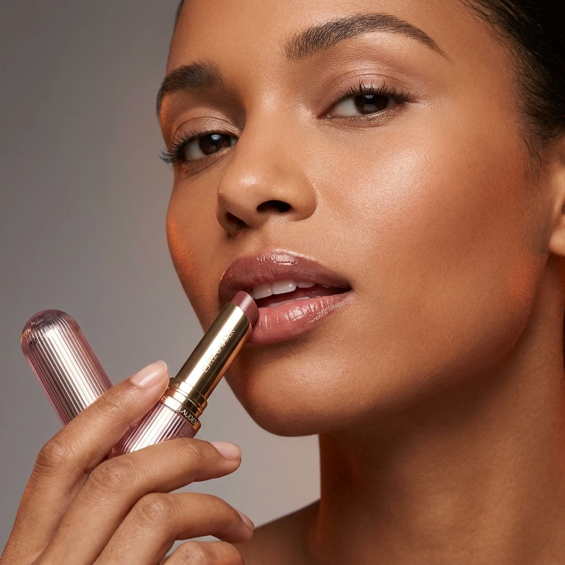 Бальзам Estee Lauder Futurist HydraPlump Lip Balm 704 Clove Cushion