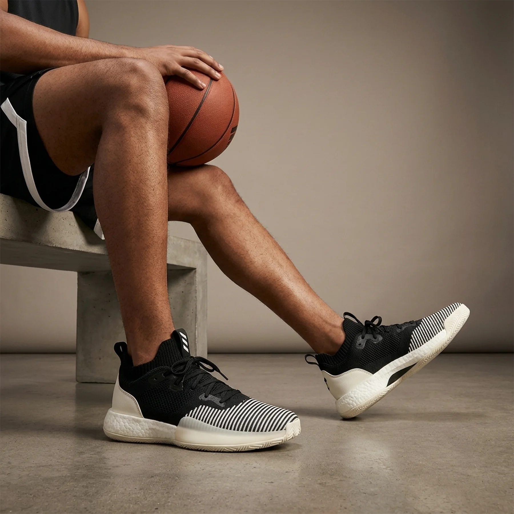 Баскетбольні кросівки Adidas Trae 2