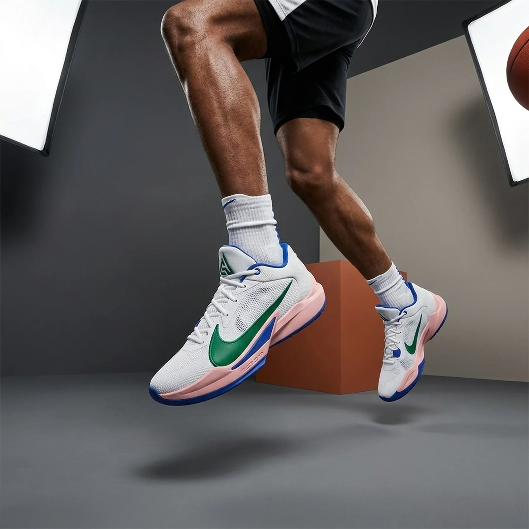 Баскетбольні кросівки чоловічі Nike Zoom Freak 5 (DX4985-100)