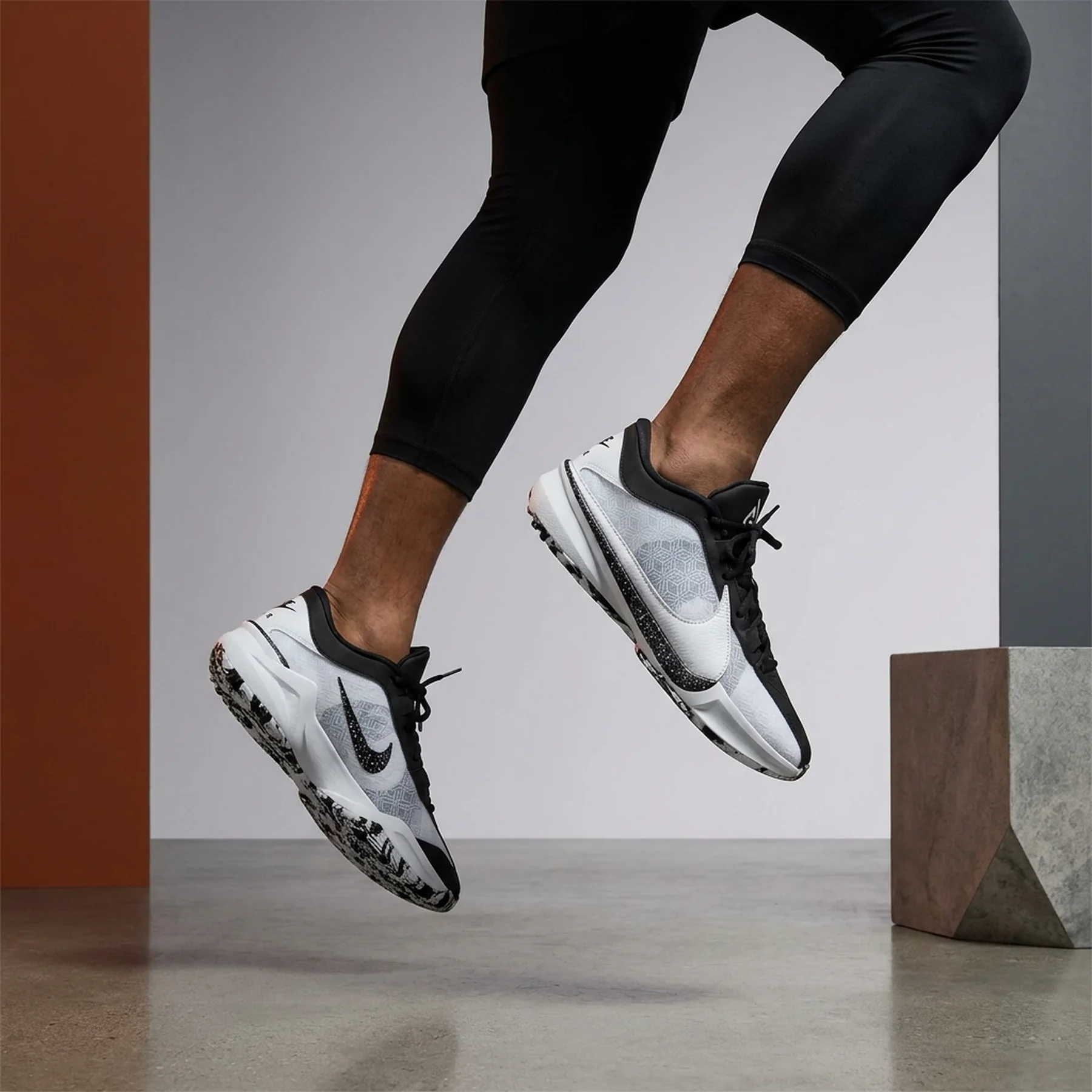 Баскетбольні кросівки чоловічі Nike Zoom Freak 5 (DX4985-101)