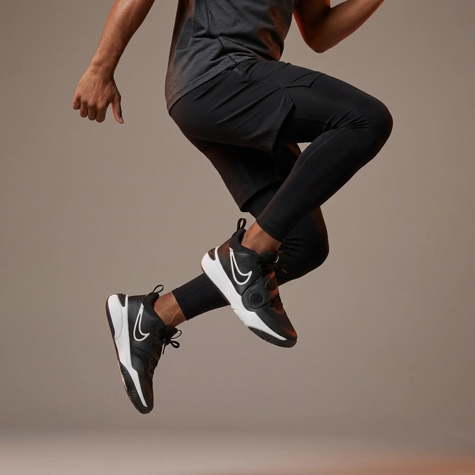 Баскетбольні кросівки Nike Team Hustle D11