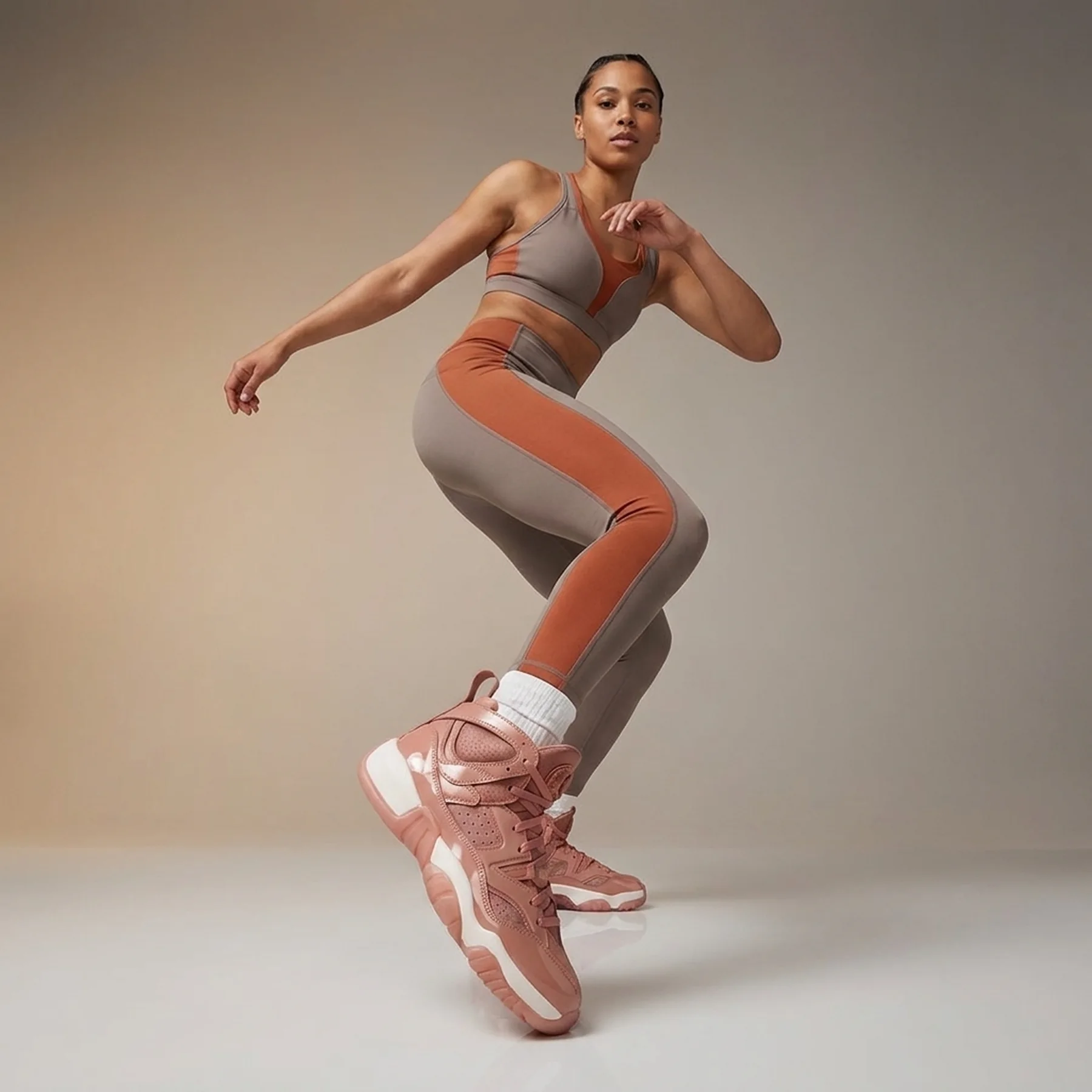 Баскетбольні кросівки жіноче Jordan Jumpman Two Trey (DR9631-801)