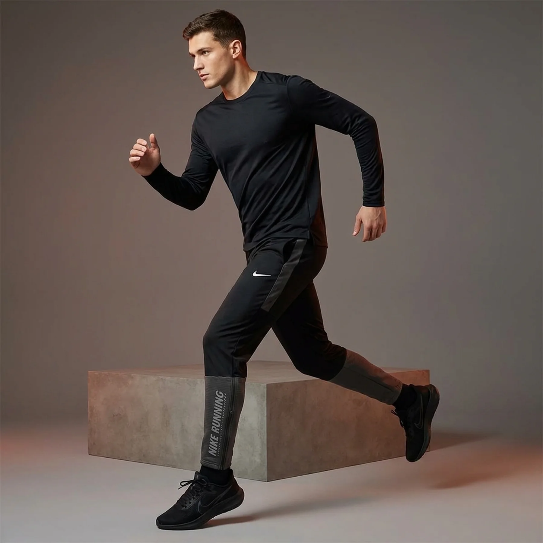 Брюки чоловічі Nike Challenger Mens Therma-Fit Winterized Running Trousers Black/Grey (HV2673-010)