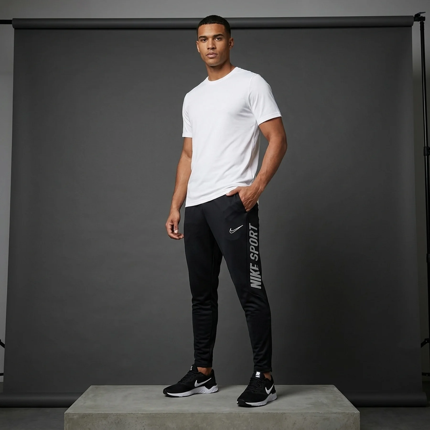 Брюки чоловічі Nike Dri-Fit Form Gfx Pant Tpr (FV9763-010)