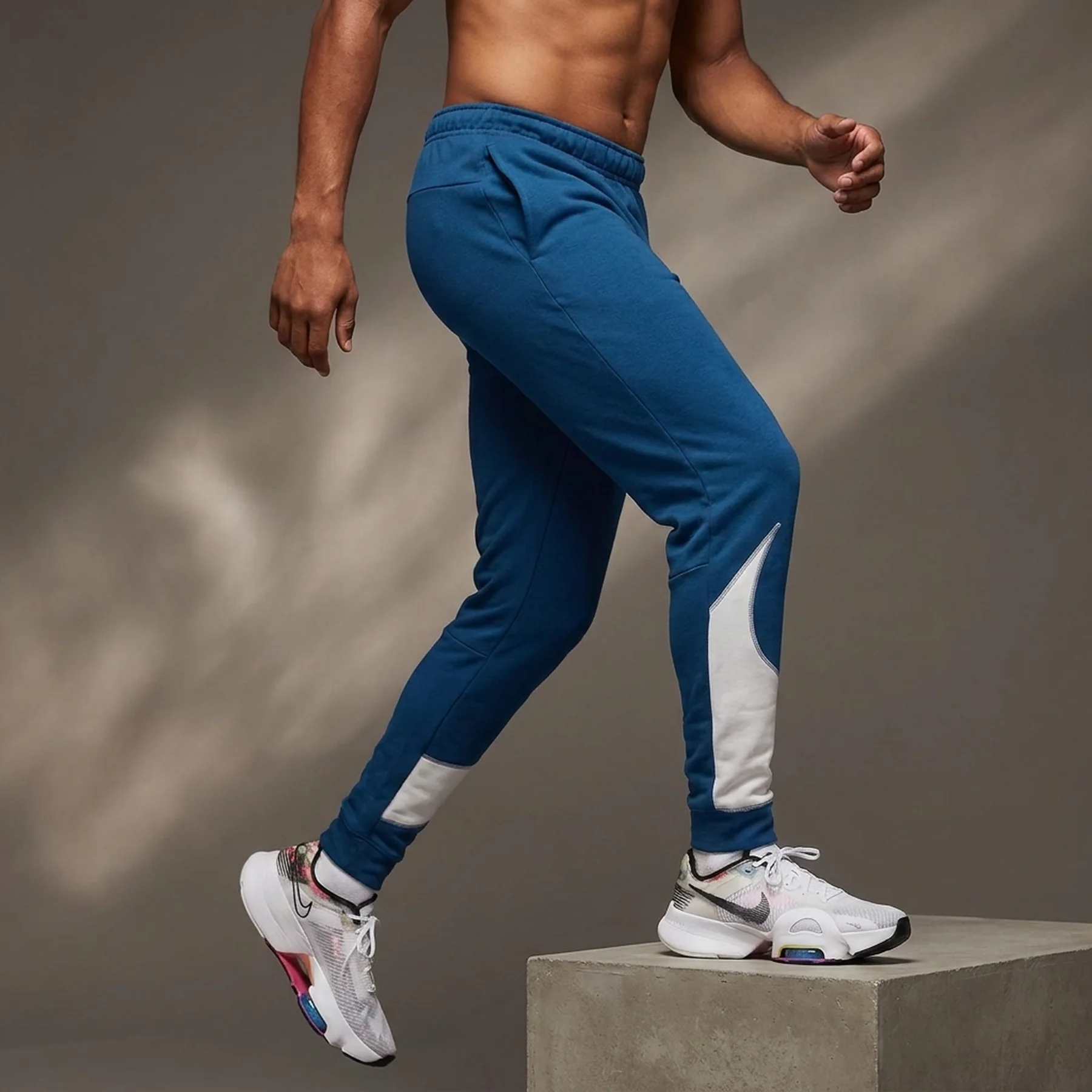 Брюки чоловічі Nike Dri-Fit Men's Tapered Fitness Trousers (FB8577-476)