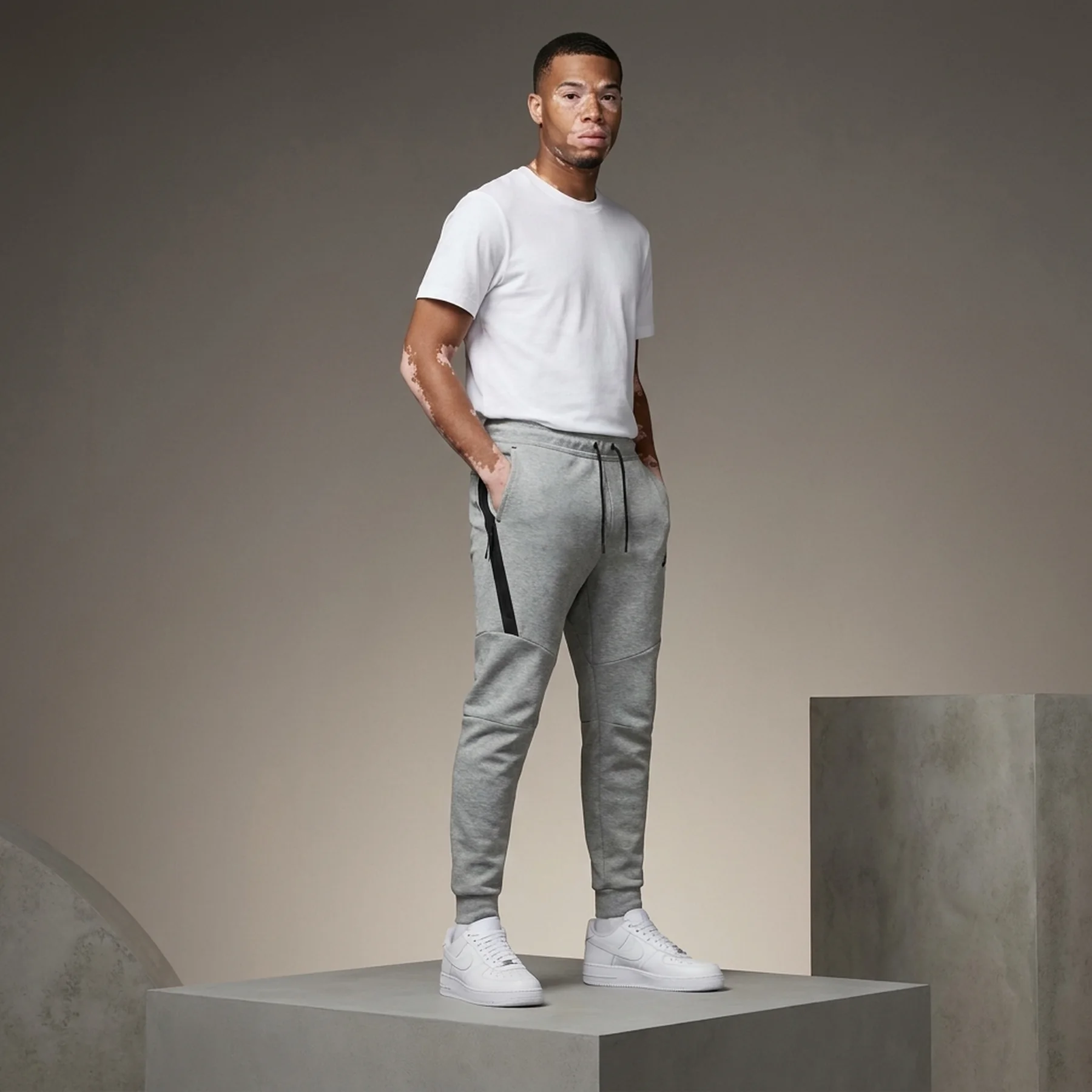 Брюки чоловічі Nike Sportswear Tech Fleece (DD4706-004)