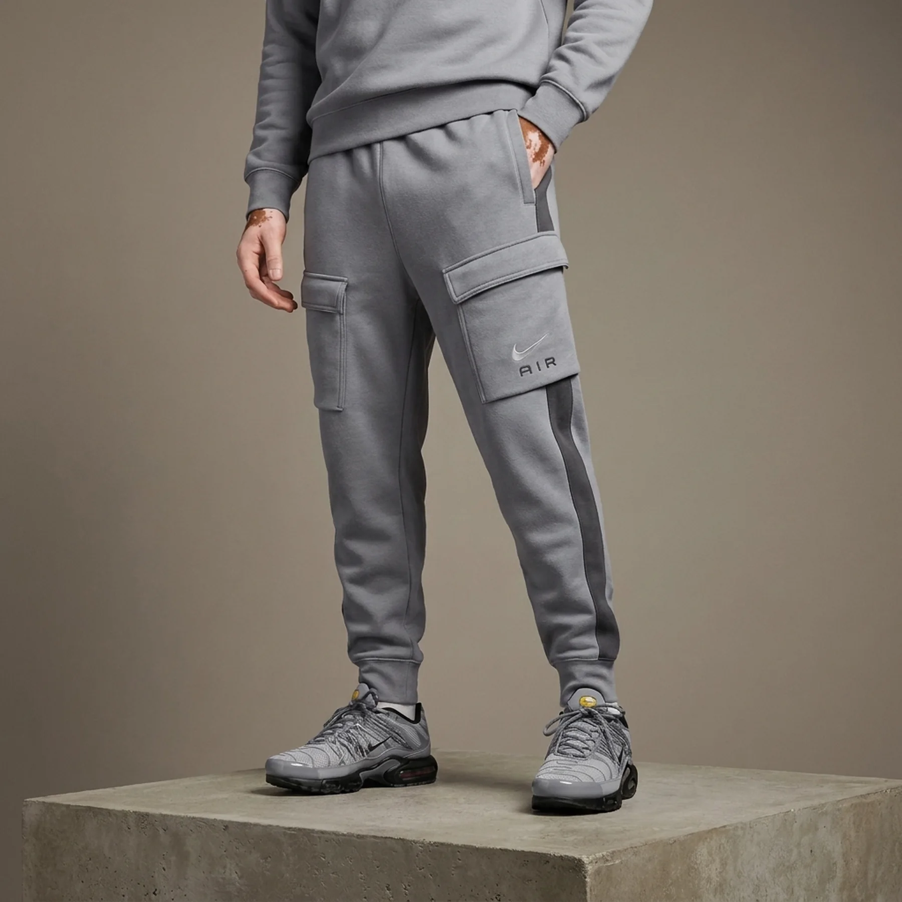 Брюки чоловічі Nike Men's Fleece Cargo Trousers (FN7693-065)