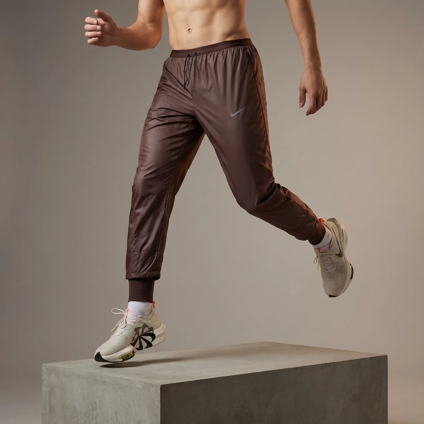 Брюки чоловічі Nike Running Division Phenom Storm-Fit Running Pants Brown (FB8542-227)