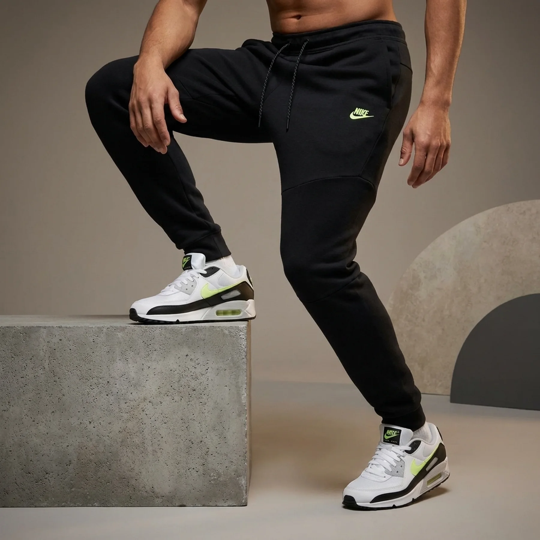 Брюки чоловічі Nike Sportswear Tech Fleece Pants (DV0538-010)