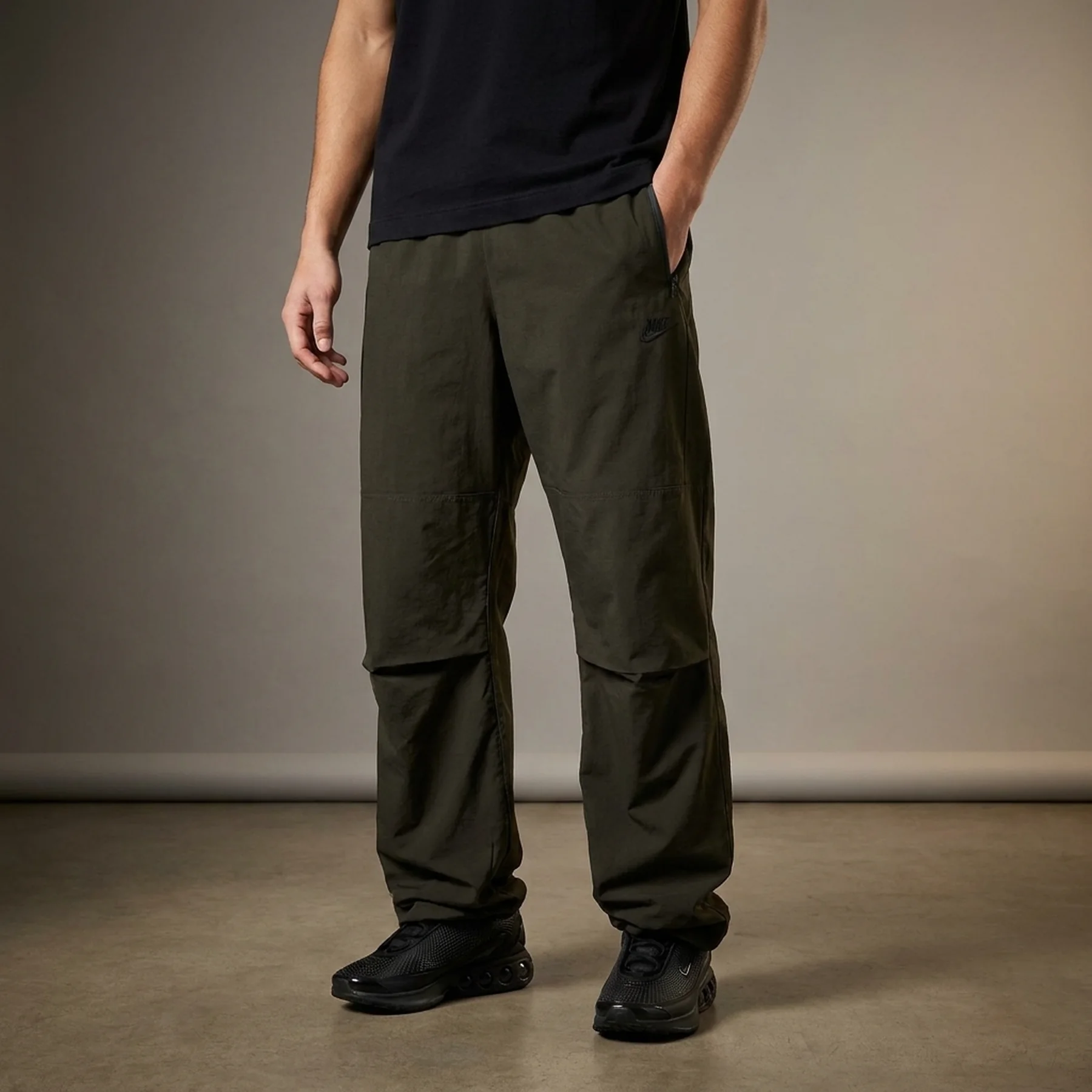 Брюки чоловічі Nike Tech Woven Oversized Trousers (HM7158-356)