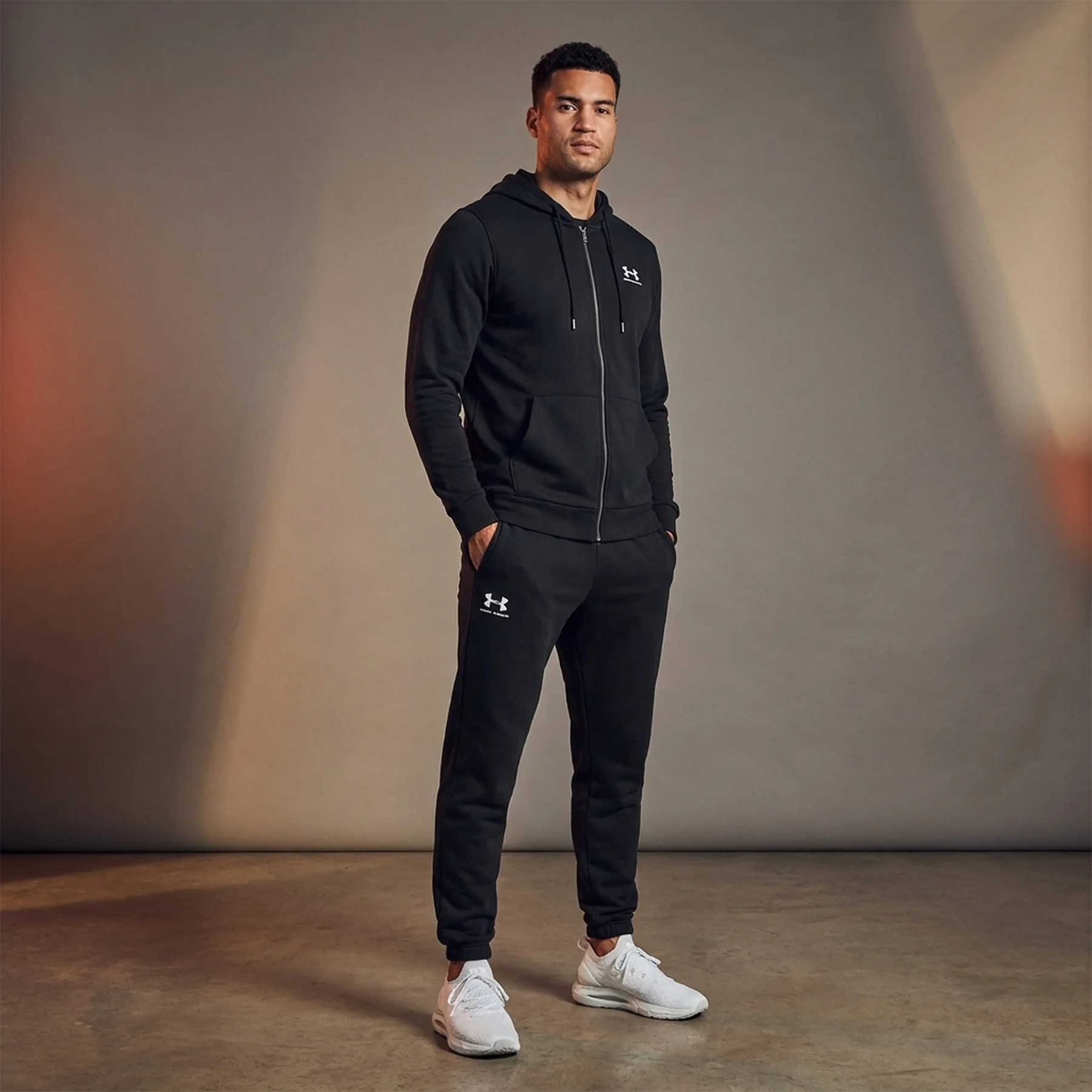 Брюки чоловічі Under Armour Essential Fleece Jogger (1373882-001)