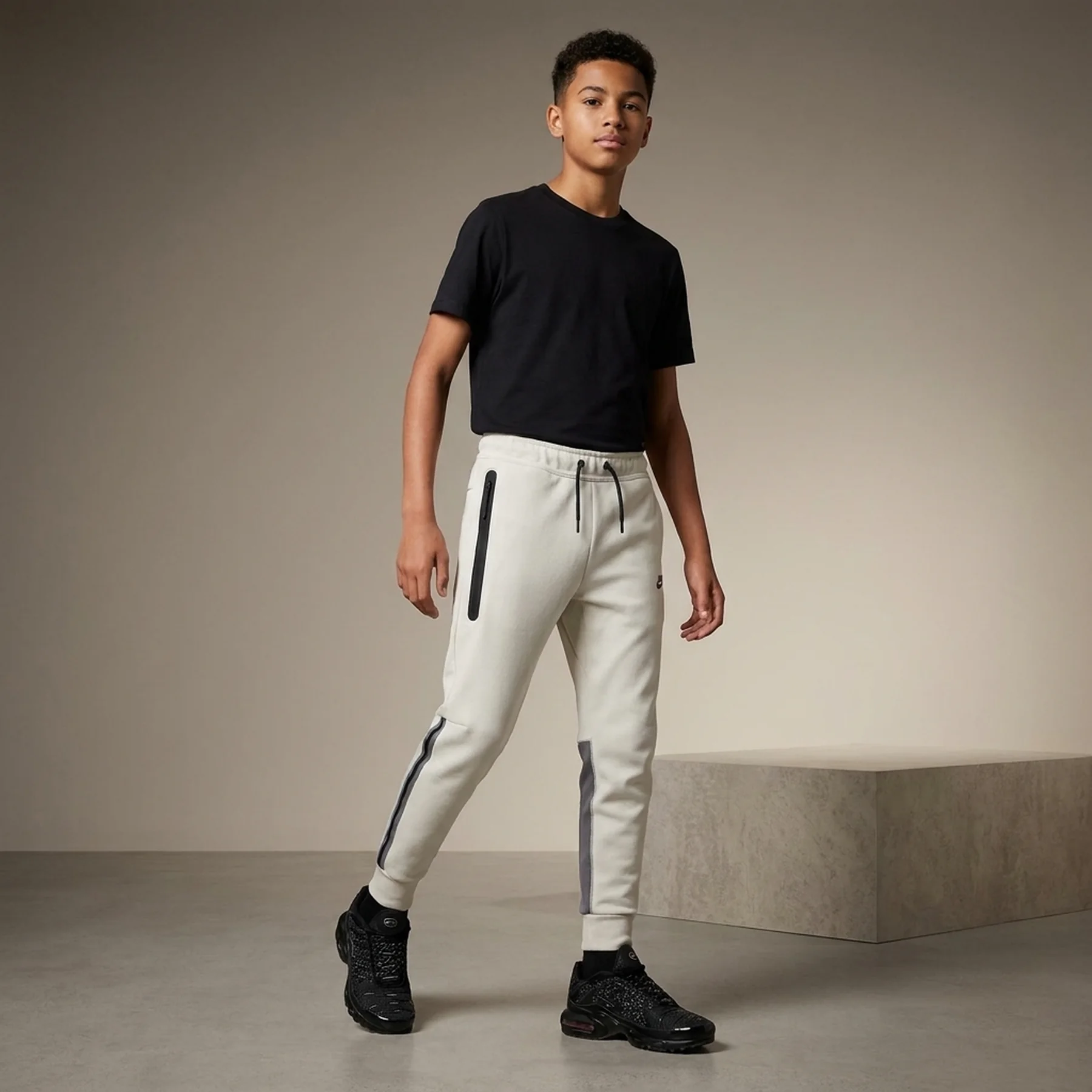 Брюки підліткові Nike Sportswear Tech Fleece (FD3287-072)