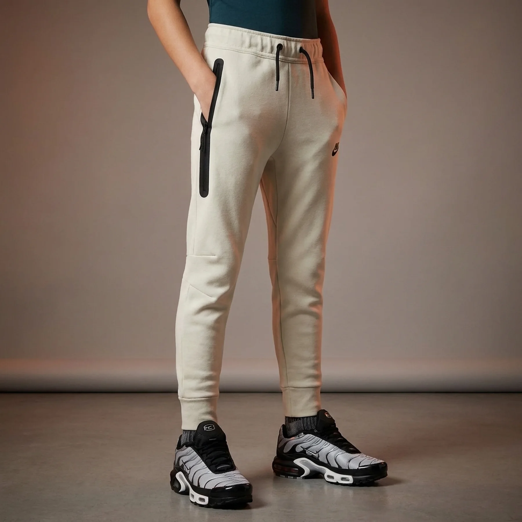 Брюки підліткові Nike Sportswear Tech Fleece Trousers (FD3287-020)