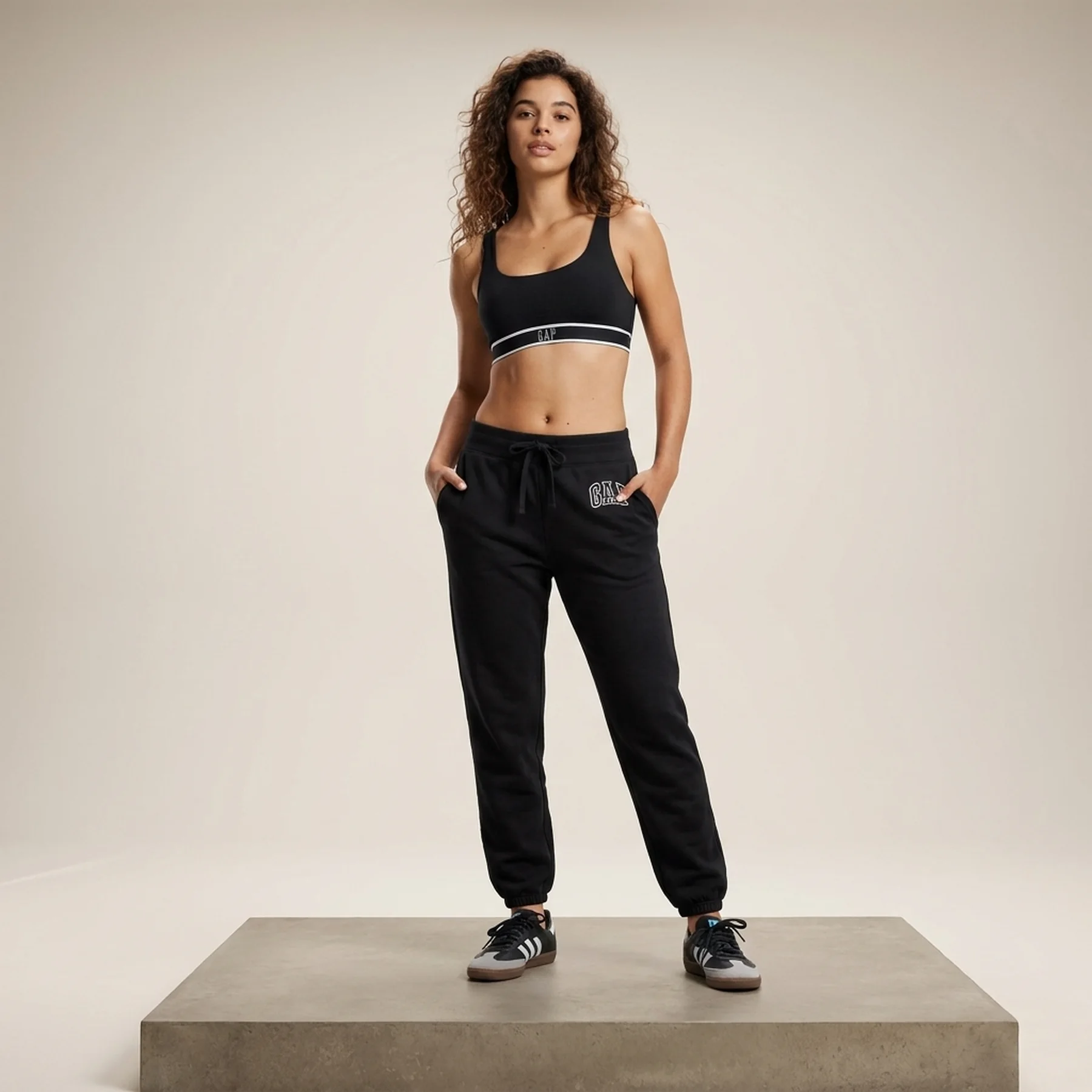 Брюки жіночі Gap Gap Regular Fit Black (463492-04)