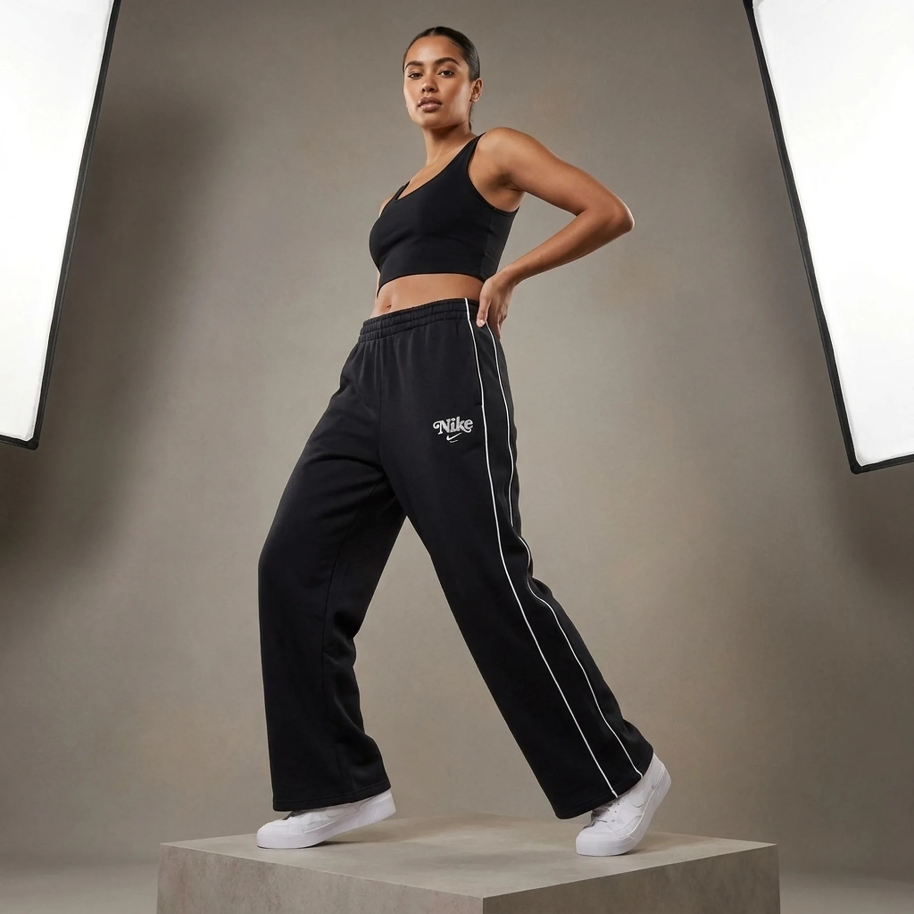Брюки жіночі Nike Sportswear (HJ3986-010)