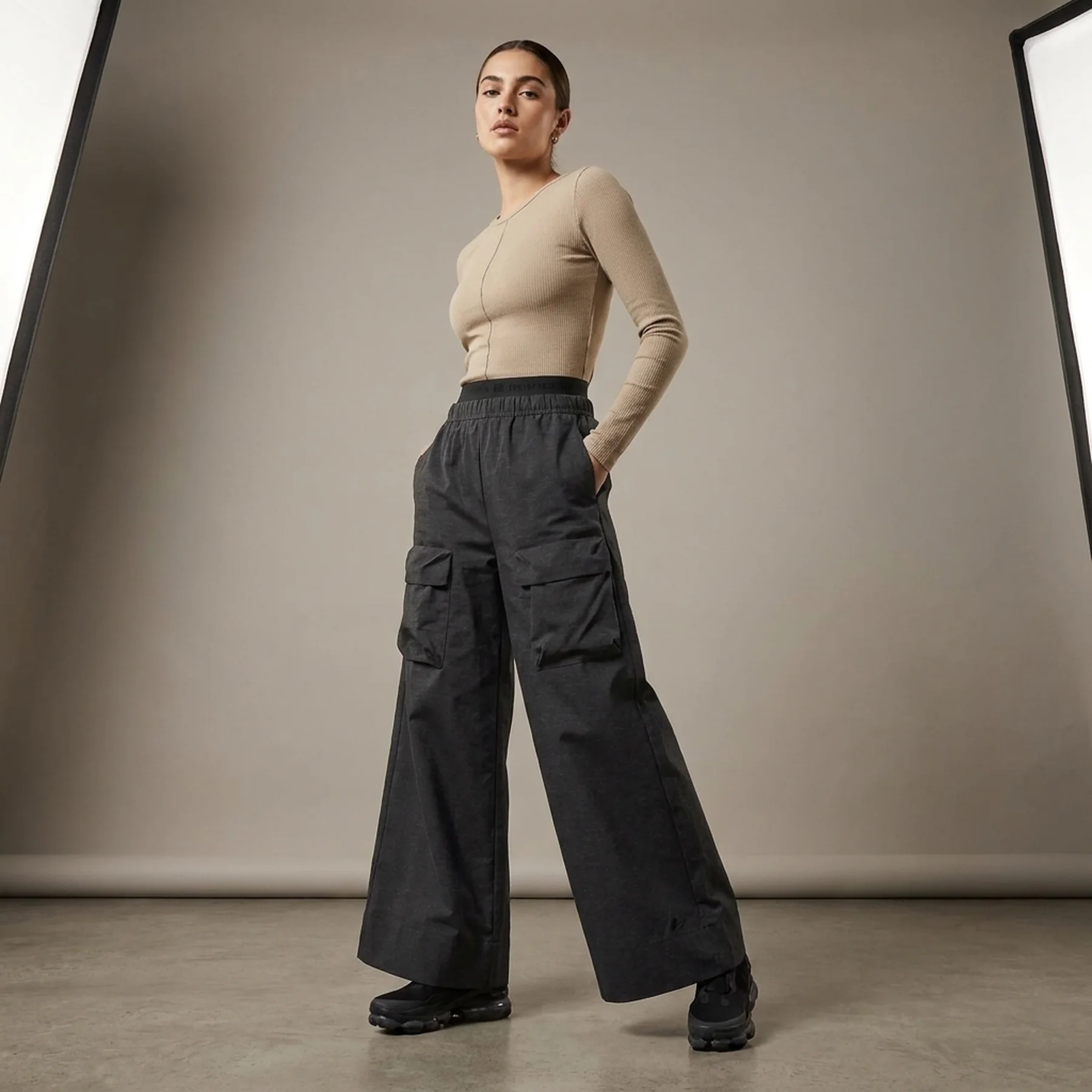 Брюки жіночі Nike Sportswear Tech Pack Women's High-Waisted Wide-Leg Ripstop Pants (DV8489-032)