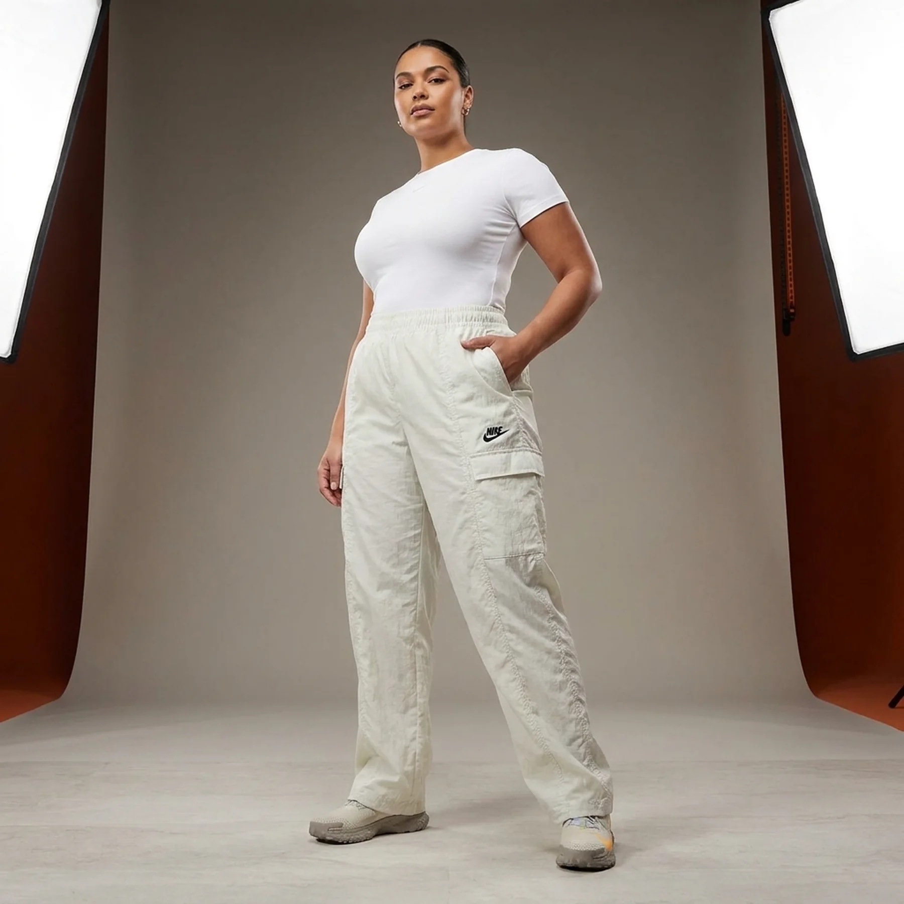 Брюки жіночі Nike Sportswear Woven Cargo Pants White (FN7696-020)