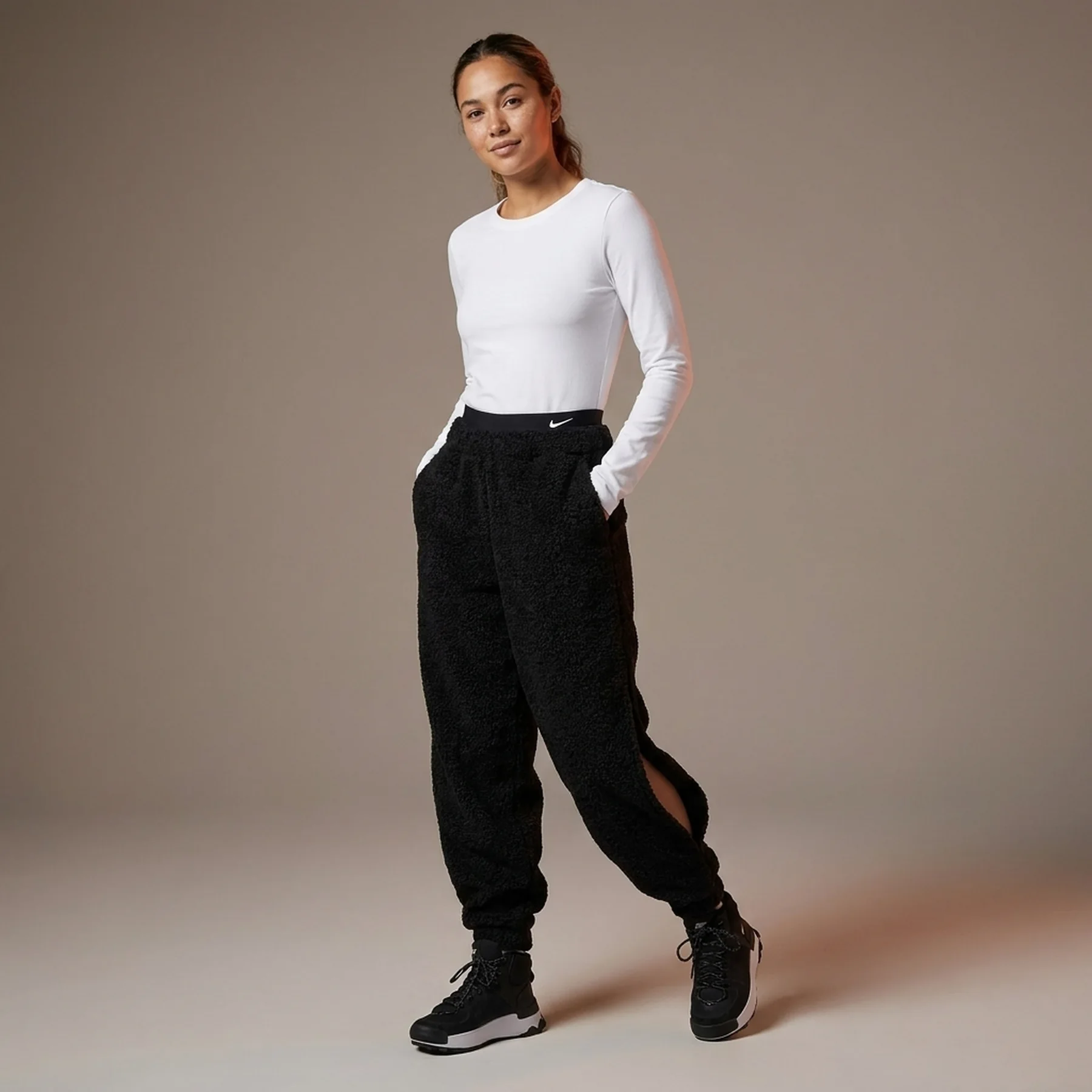 Брюки жіночі Nike W Nsw Clcctn Shrpa Jggr Mbrshp (FB8757-010)