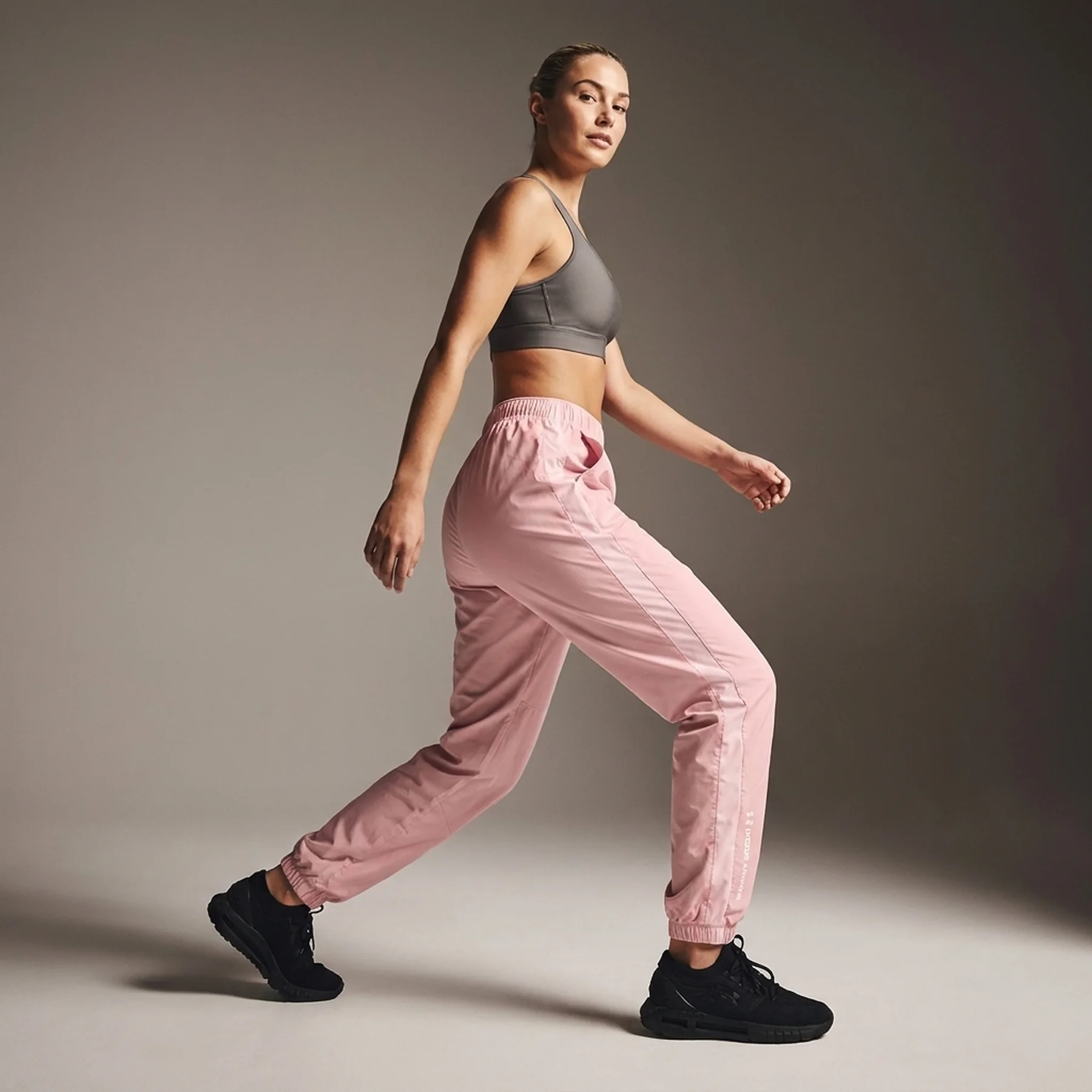 Брюки жіночі Under Armour Ua Rush Woven Pant (1369846-673)