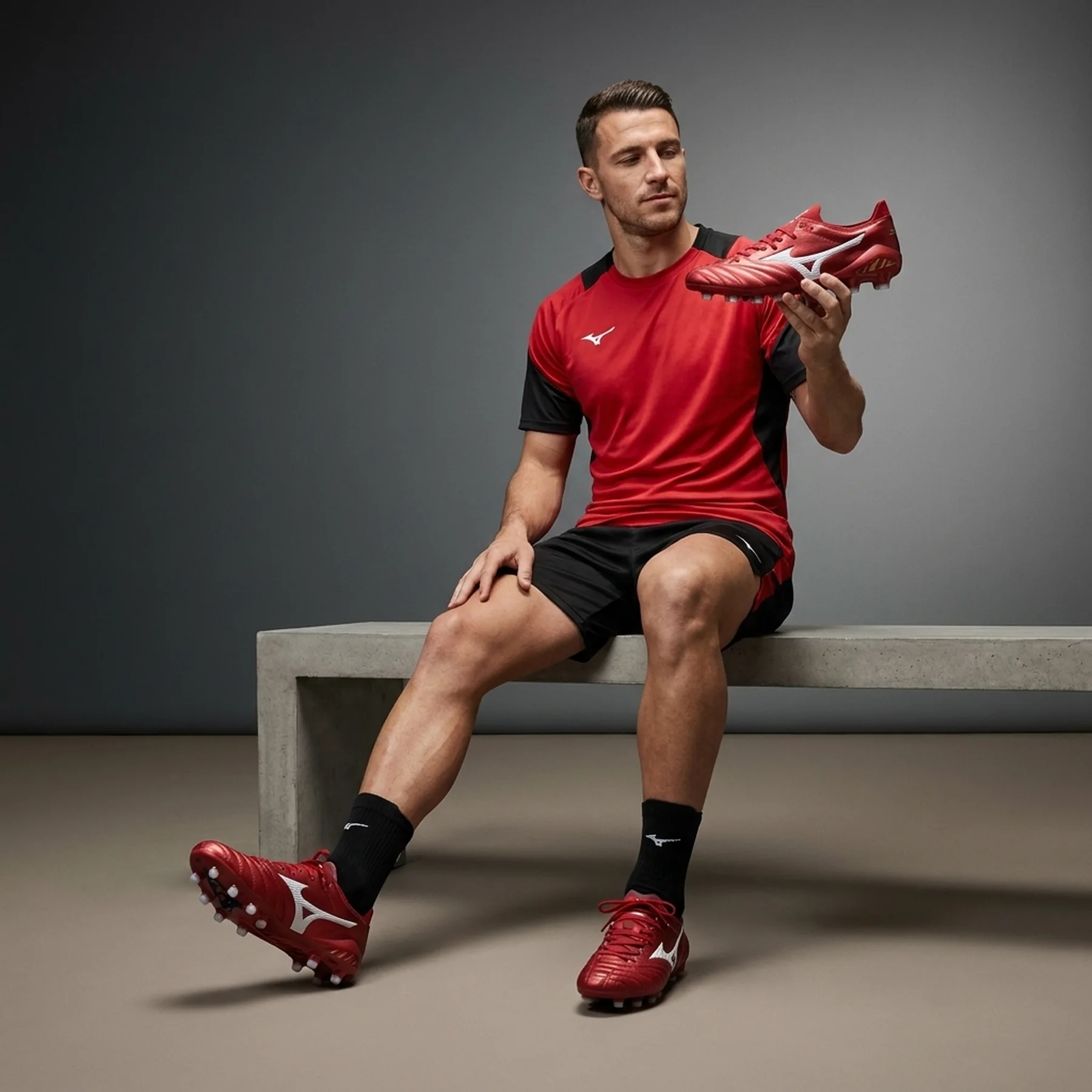 Бутси чоловічі Mizuno Morelia Neo Iv Β Elite 40Th Red (P1GA254260)