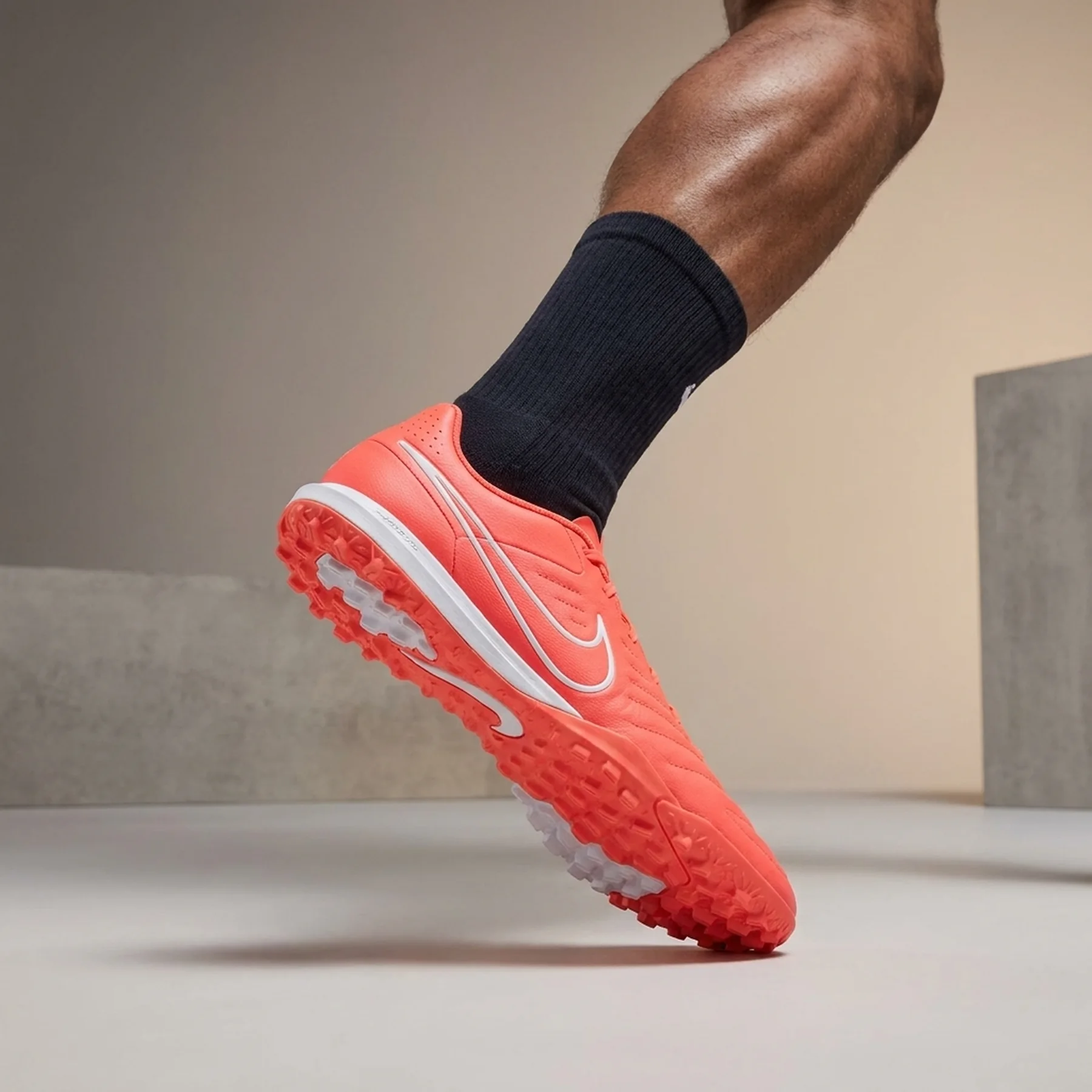 Бутси чоловічі Nike Legend 10 Academy Tf (DV4342-800)