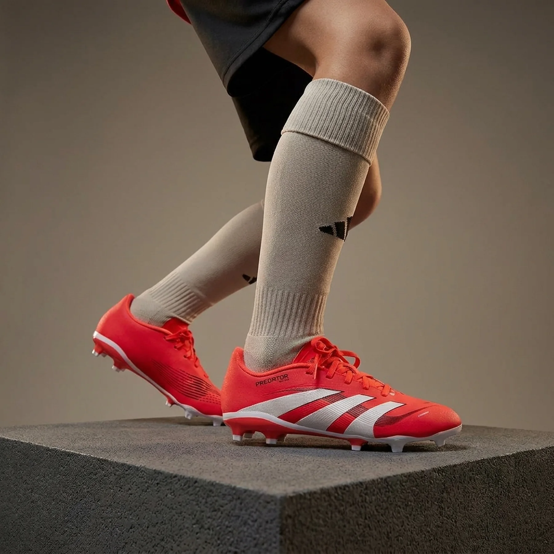 Бутси Adidas PREDATOR LEAGUE FIRM/MULTI-GROUND KIDS червоний, білий Діт 38 EU (23,3см)