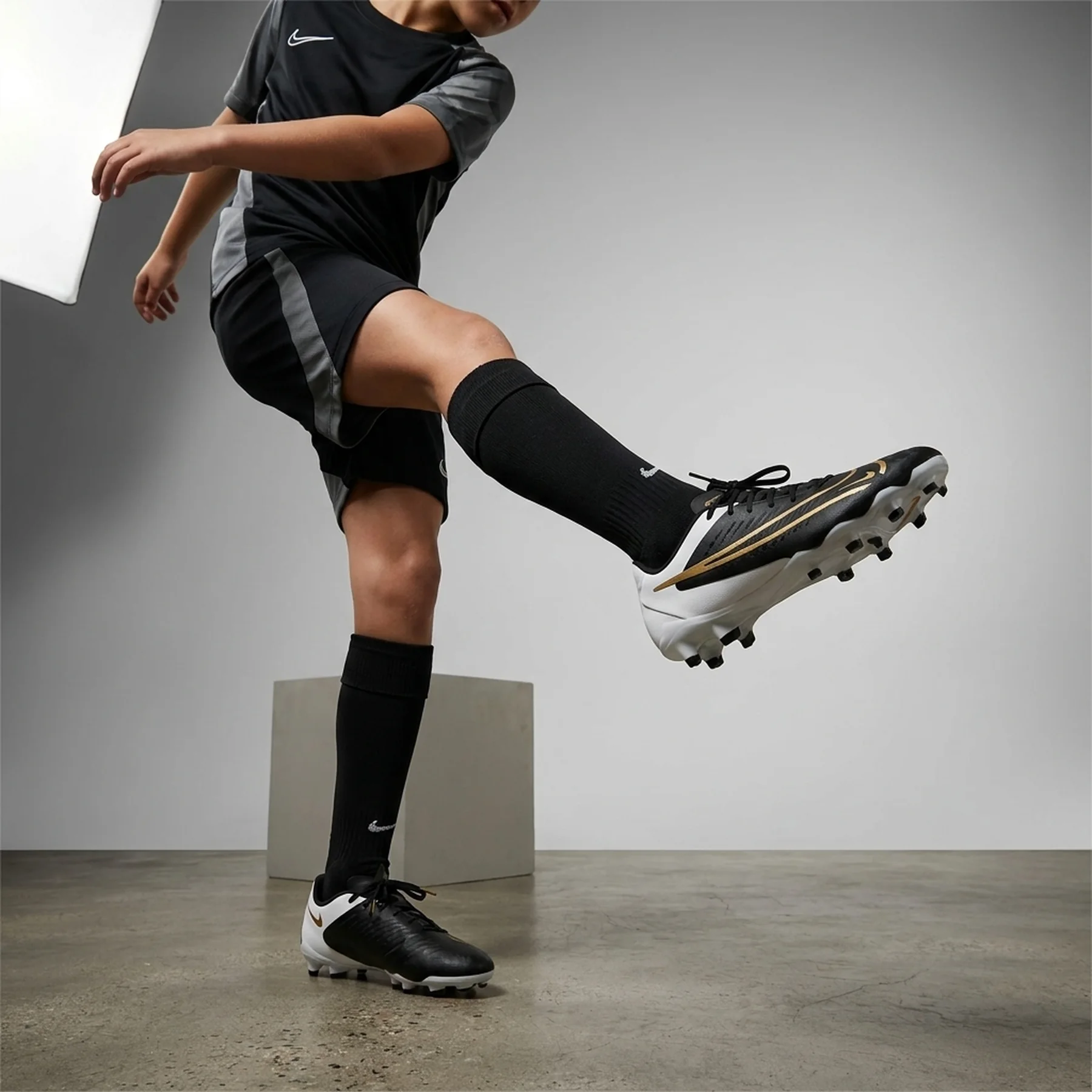 Бутси дитячі Nike Jr Phantom Luna Ii Acad F/Mg (FJ2603-100)
