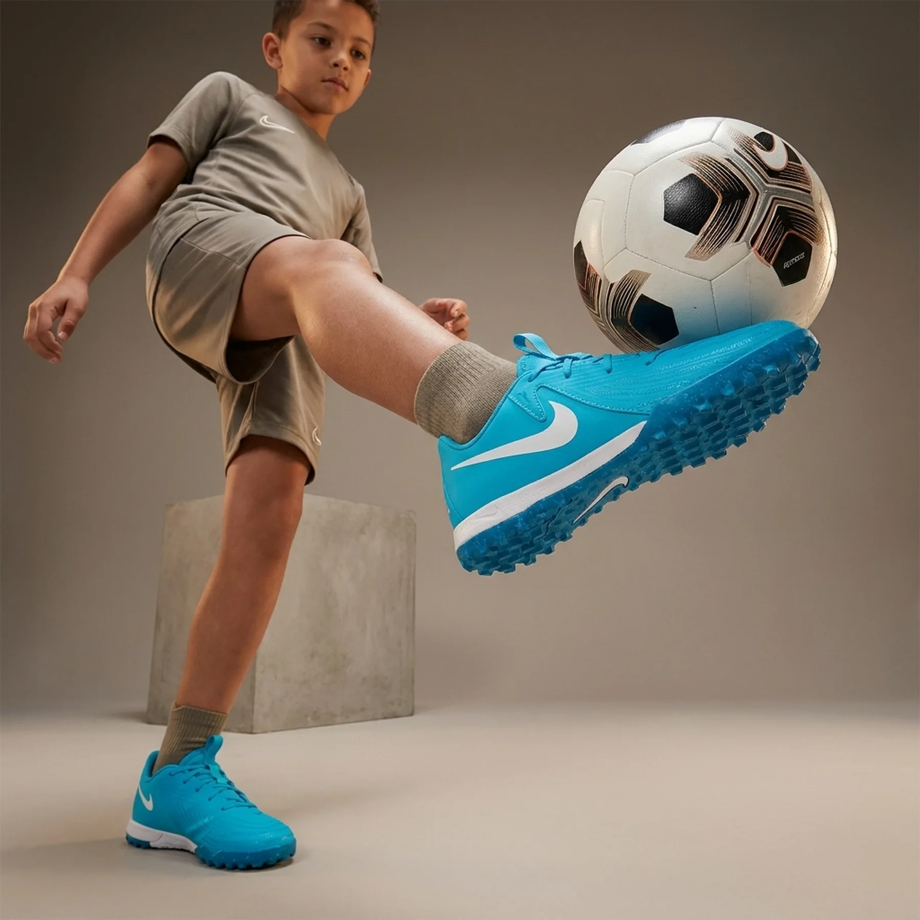 Бутси дитячі Nike Phantom Jr Ac (FJ2608-400)