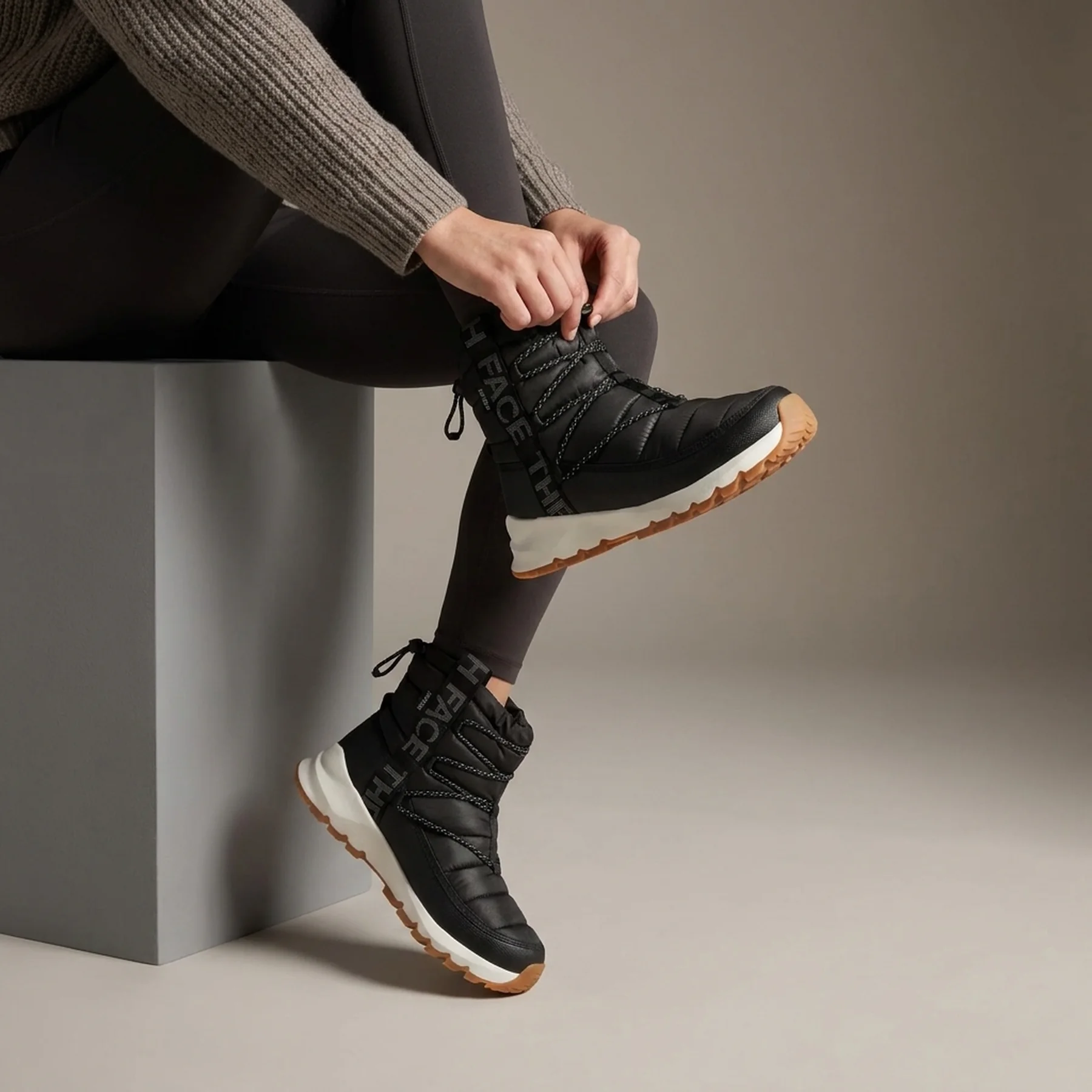 Черевики жіночі The North Face Thermoball Lace Up Wp Black (0A5LWDR0G1)