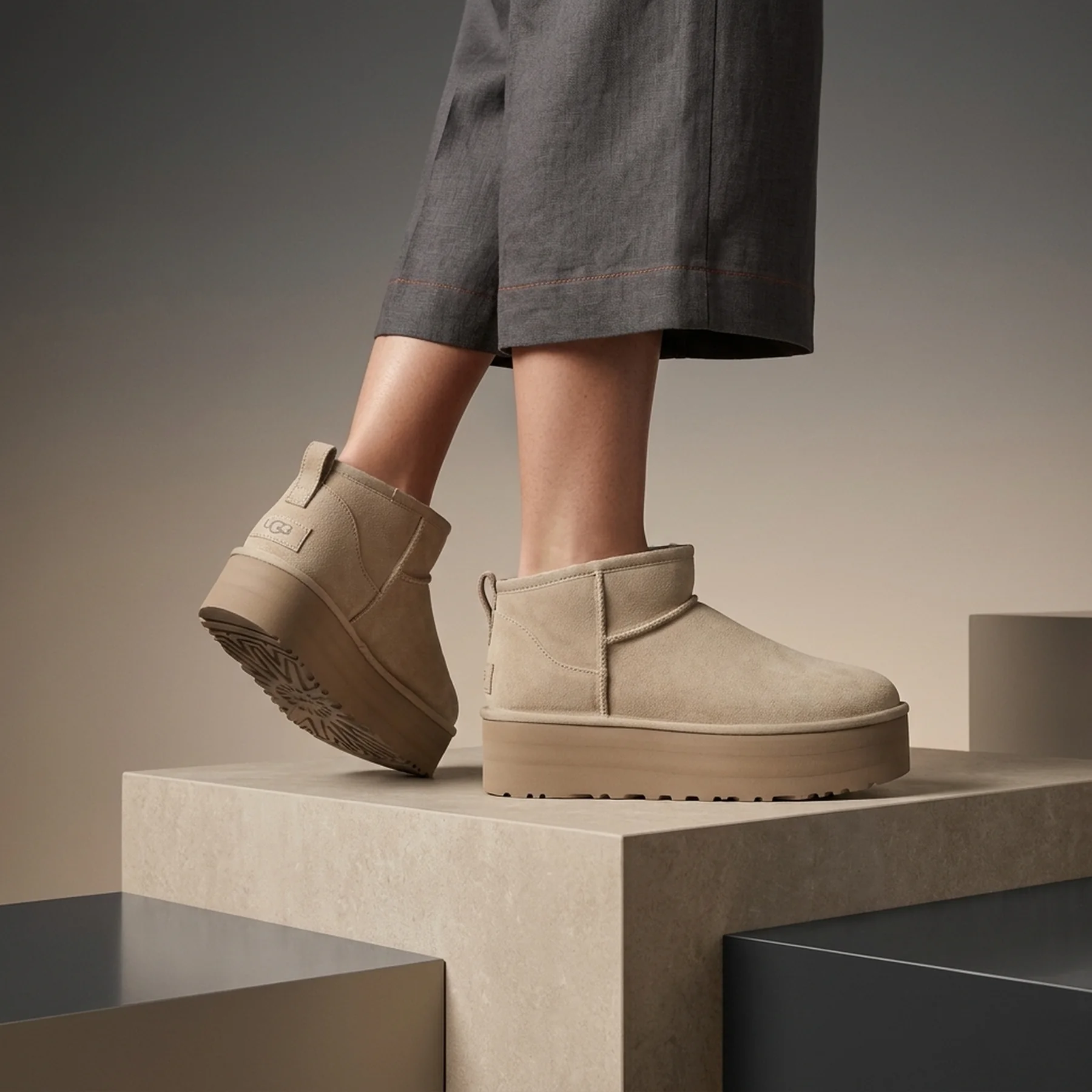 Черевики жіночі UGG Wmns Classic Ultra Mini Platform Boot 'Sand'