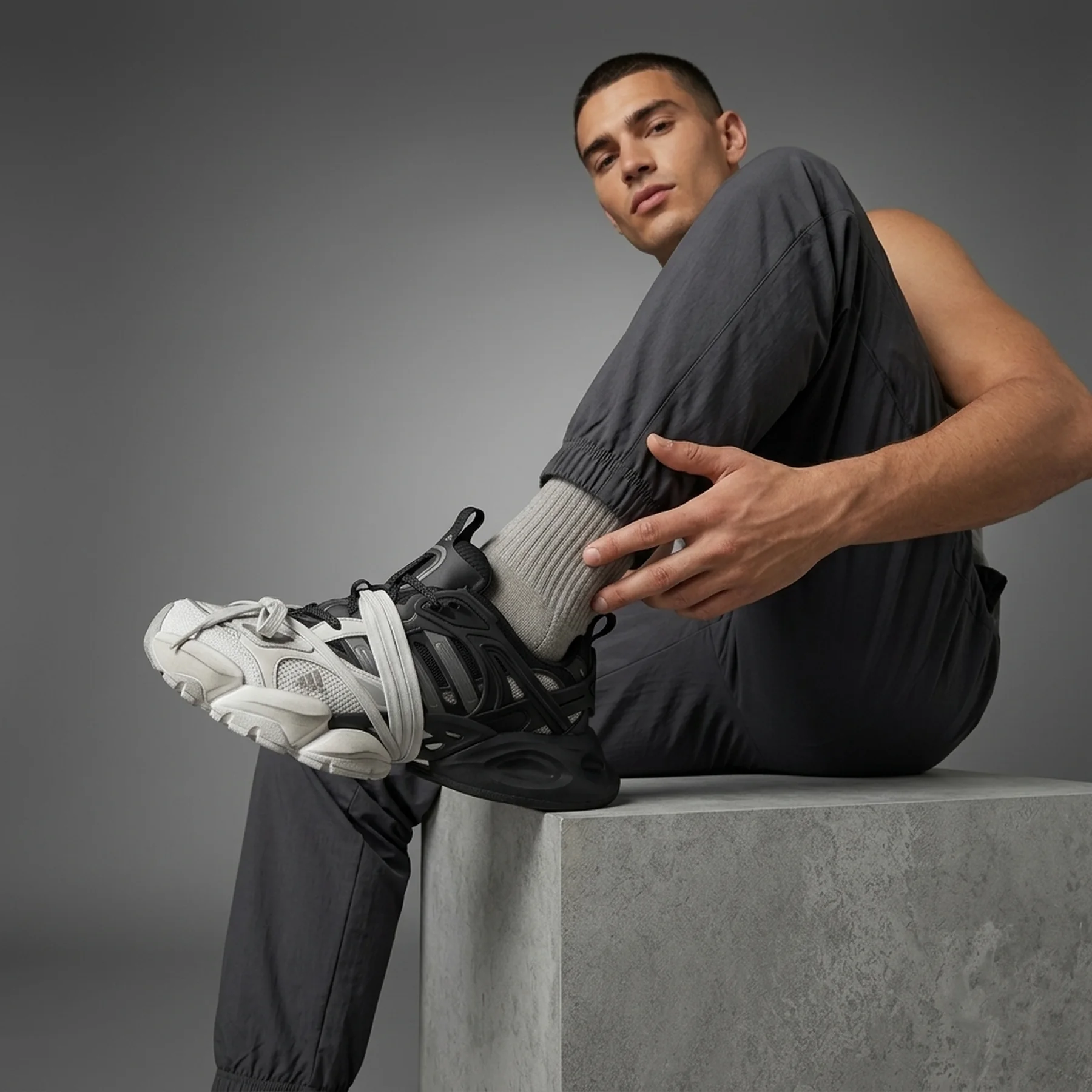 Чоловіче взуття XLG Runner Deluxe Black/Grey Split/Silver Gray Adidas