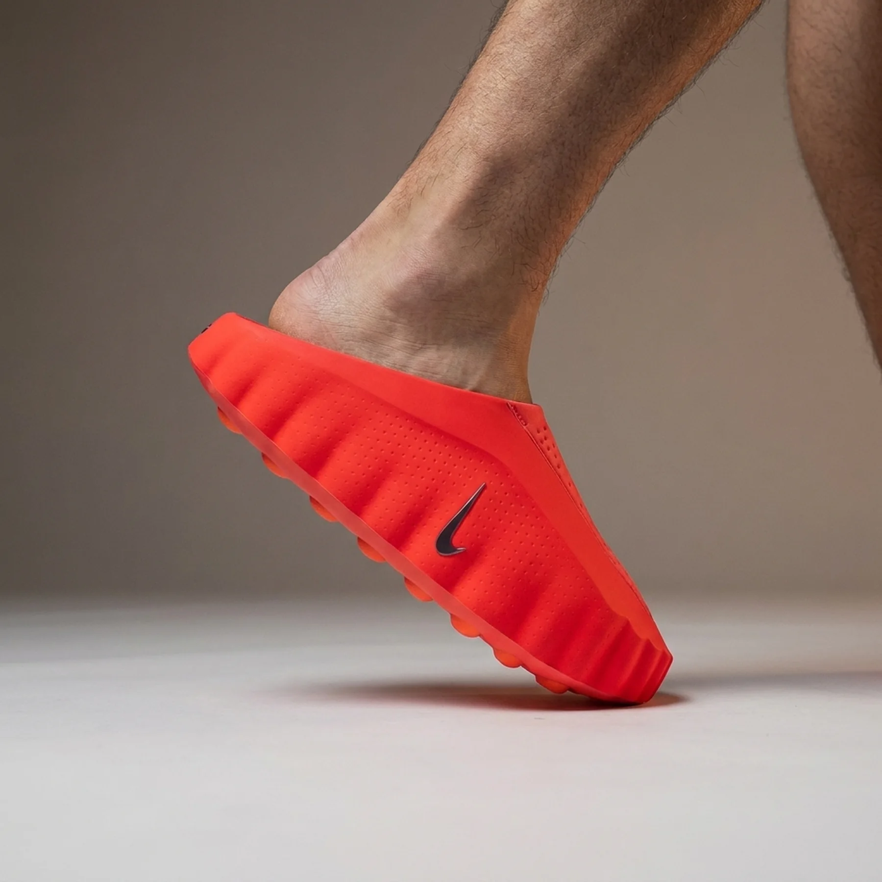 Чоловічі тапочки Men's Nike Mind 001 Mule 'Solar Red'