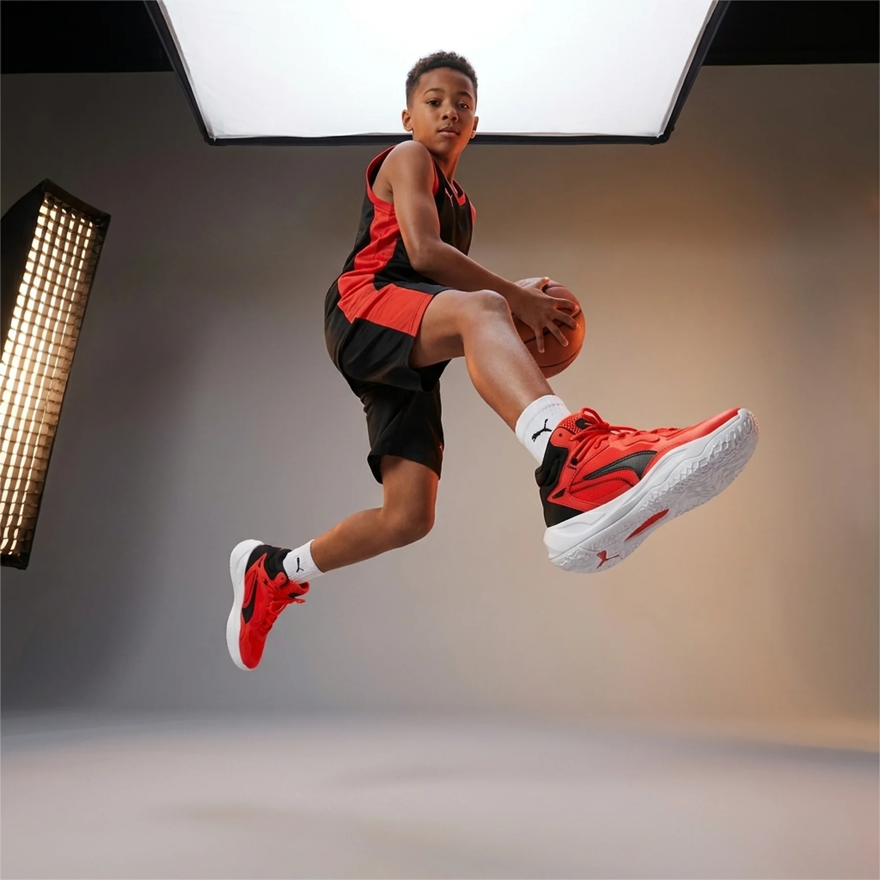 Дитячі баскетбольні кросівки Puma Playmaker Pro Mid JR