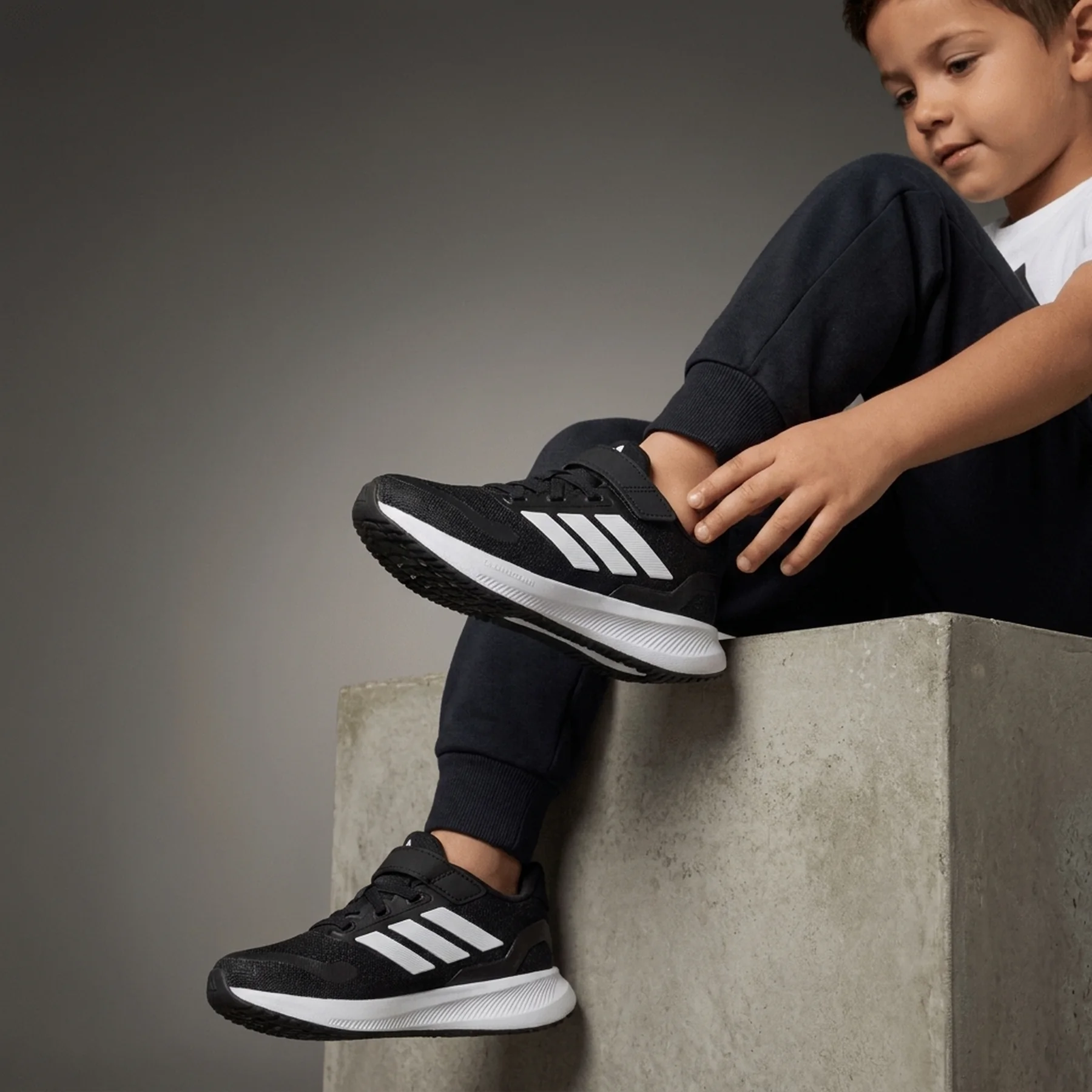 Дитячі кросівки RUNFALCON 5 EL C IE8574 Adidas 28,5 Чорний