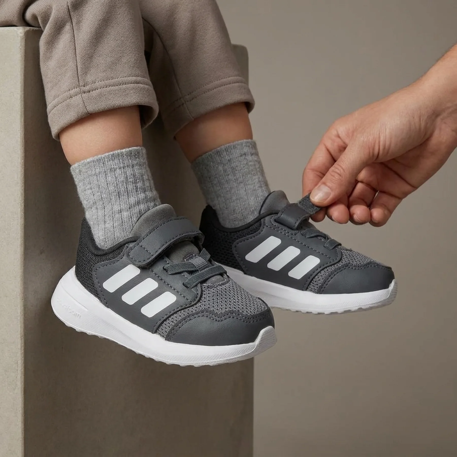 Дитячі кросівки Tensaur Run 3.0 EL I IE6013 Adidas 22 Темно-сірий