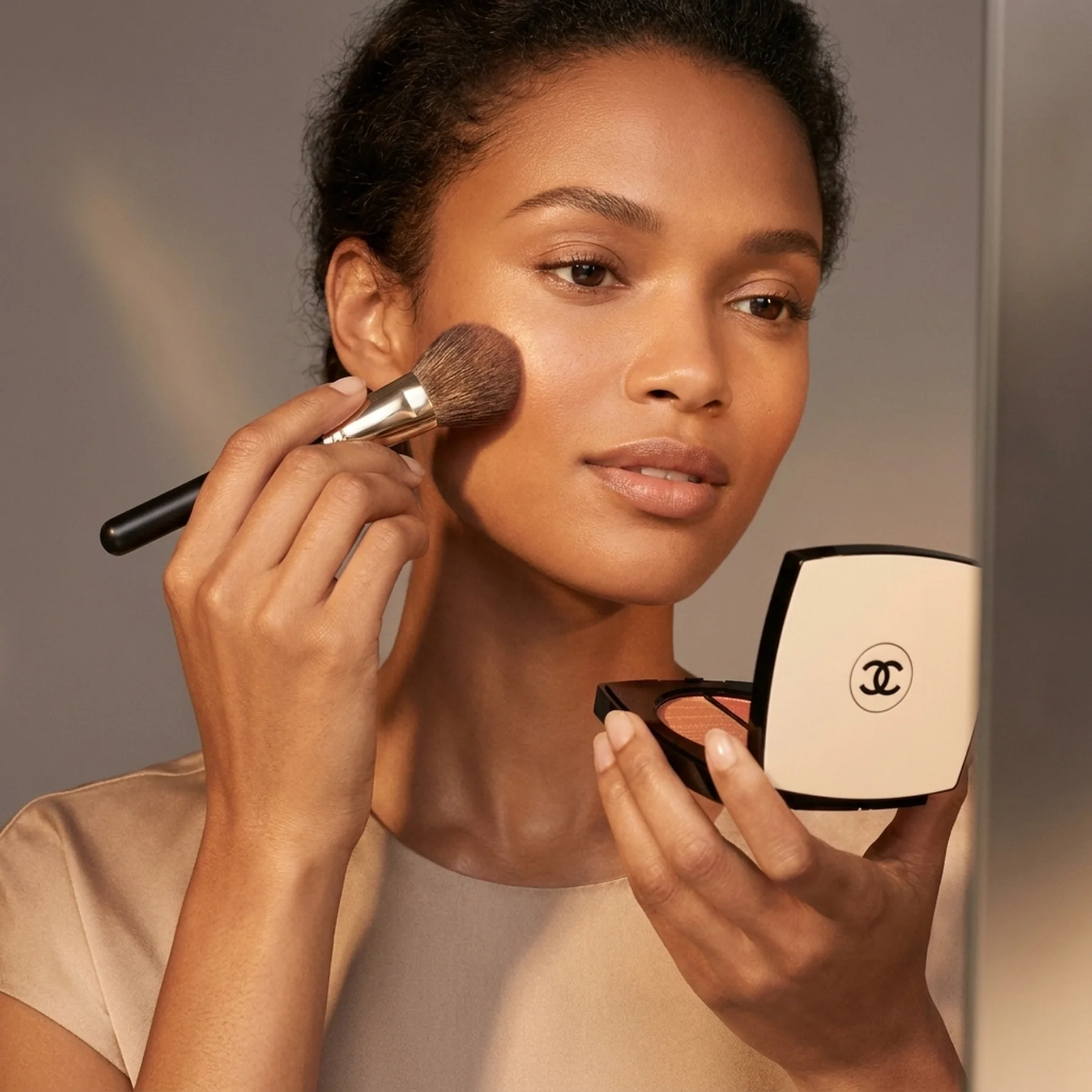 ЭКСКЛЮЗИВНОЕ ТВОРЕНИЕ – ДВОЙНАЯ ПУДРА С ЭФФЕКТОМ ЗОЛОТИСТОГО СИЯНИЯ CHANEL Les Beiges Healthy Glow Powder 6 г SOLEIL COUCHANT