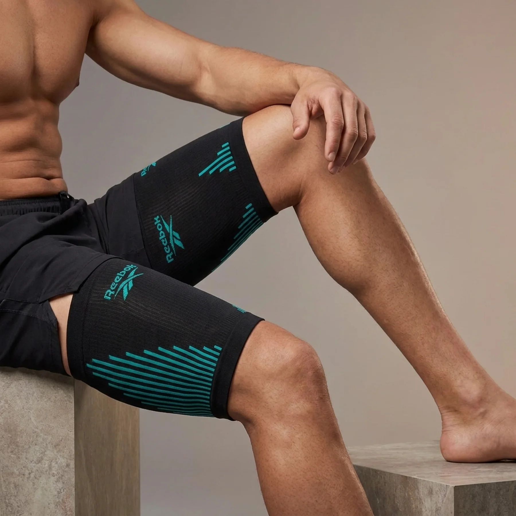 Фіксатор стегна Reebok Knitted Compression Thigh Sleeve (RRSL-15534)