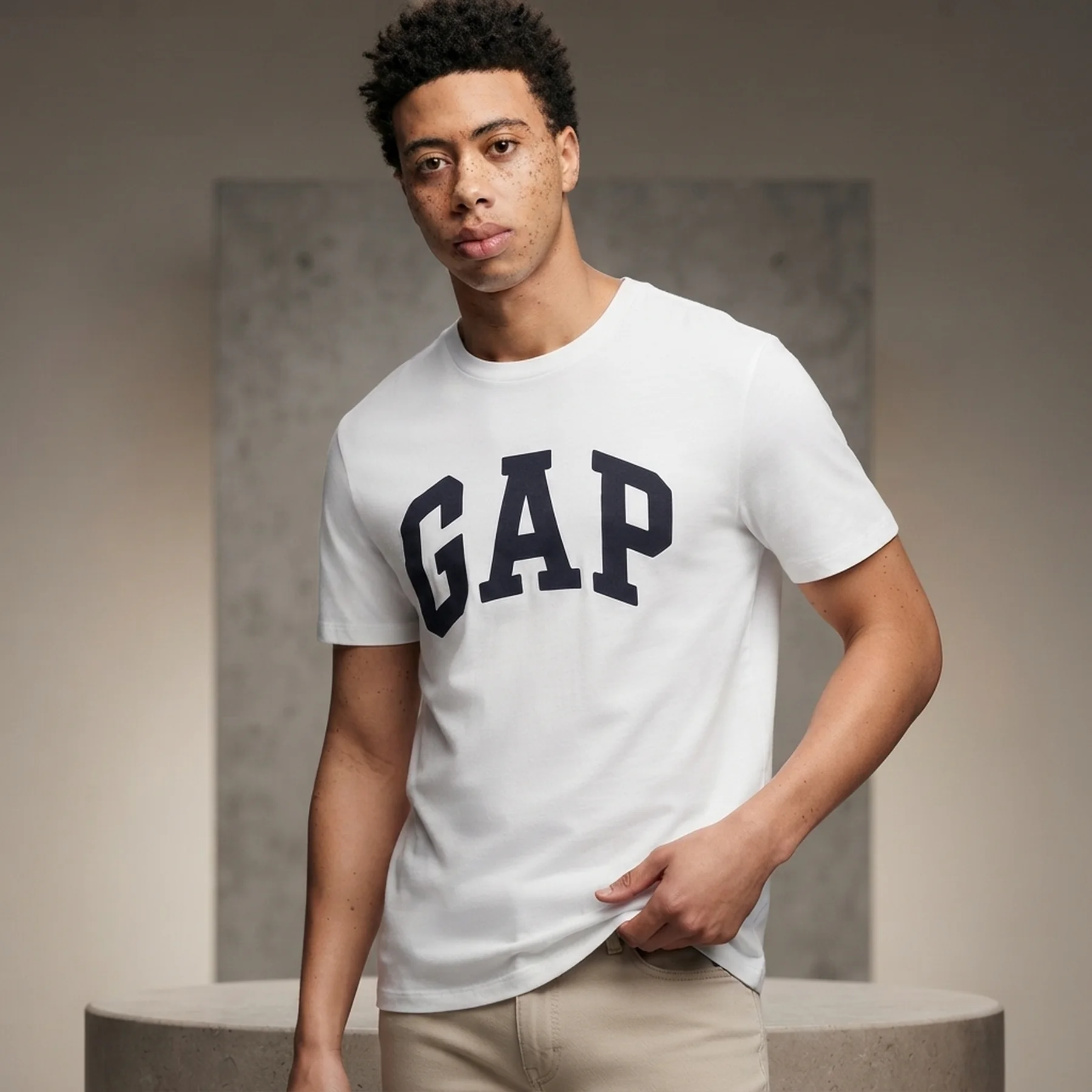 Футболка чоловіча Gap V-Basic Logo T White (550338-06)