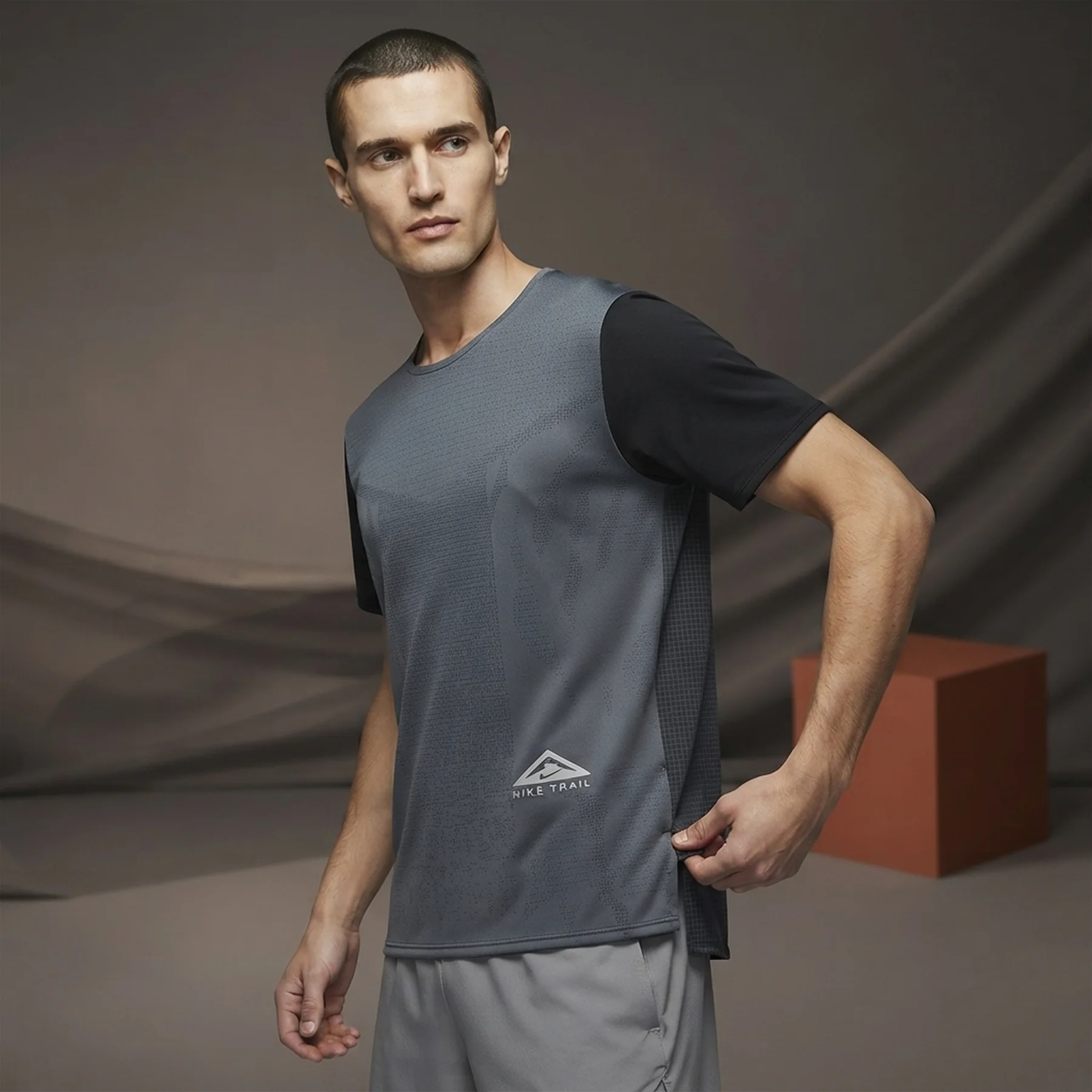 Футболка чоловіча Nike Dri-Fit Rise (DM4646-010)