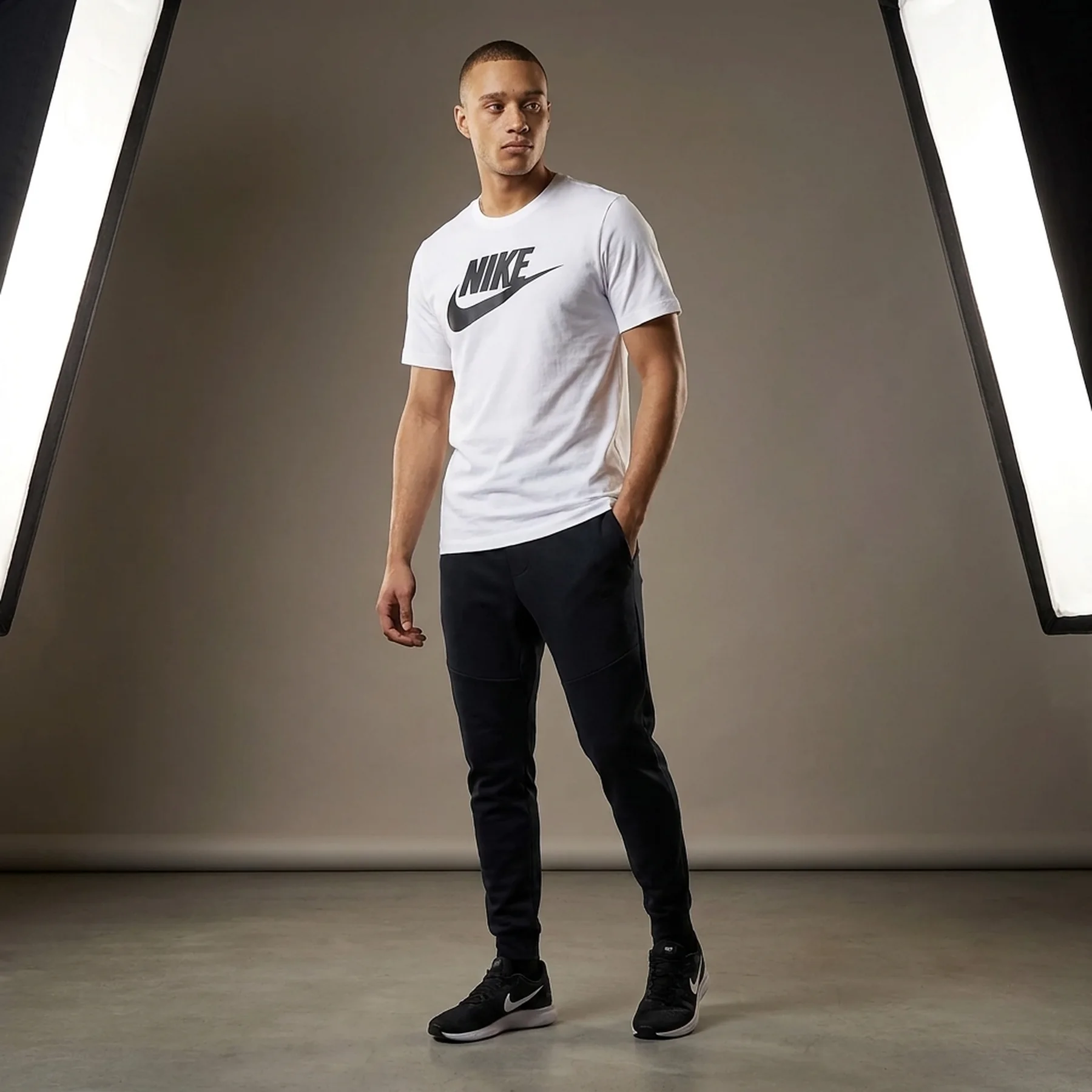Футболка чоловіча Nike Icon Futura (AR5004-101)