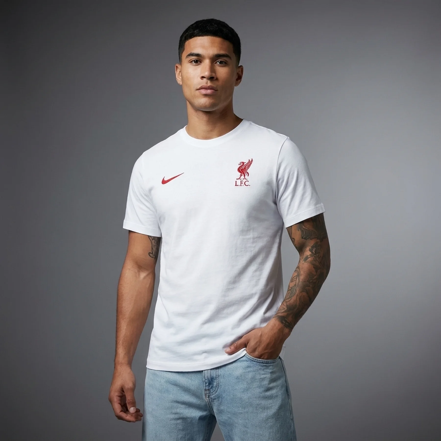 Футболка чоловіча Nike Liverpool 22/23 Crest Ss Tee White (DM3482-100)