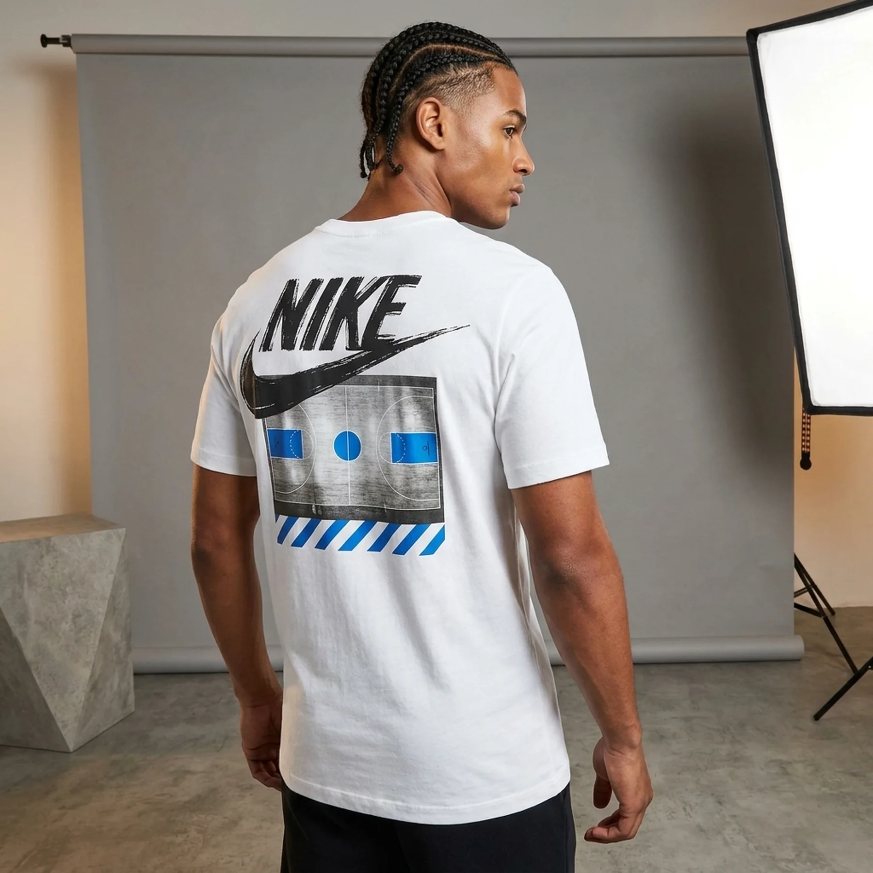 Футболка чоловіча NIKE SPORTSWEAR CLUB II0672-100