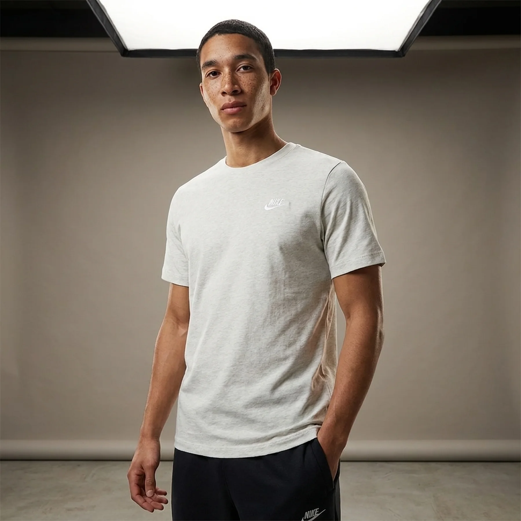 Футболка чоловіча Nike Sportswear Club T-Shirt (AR4997-051)