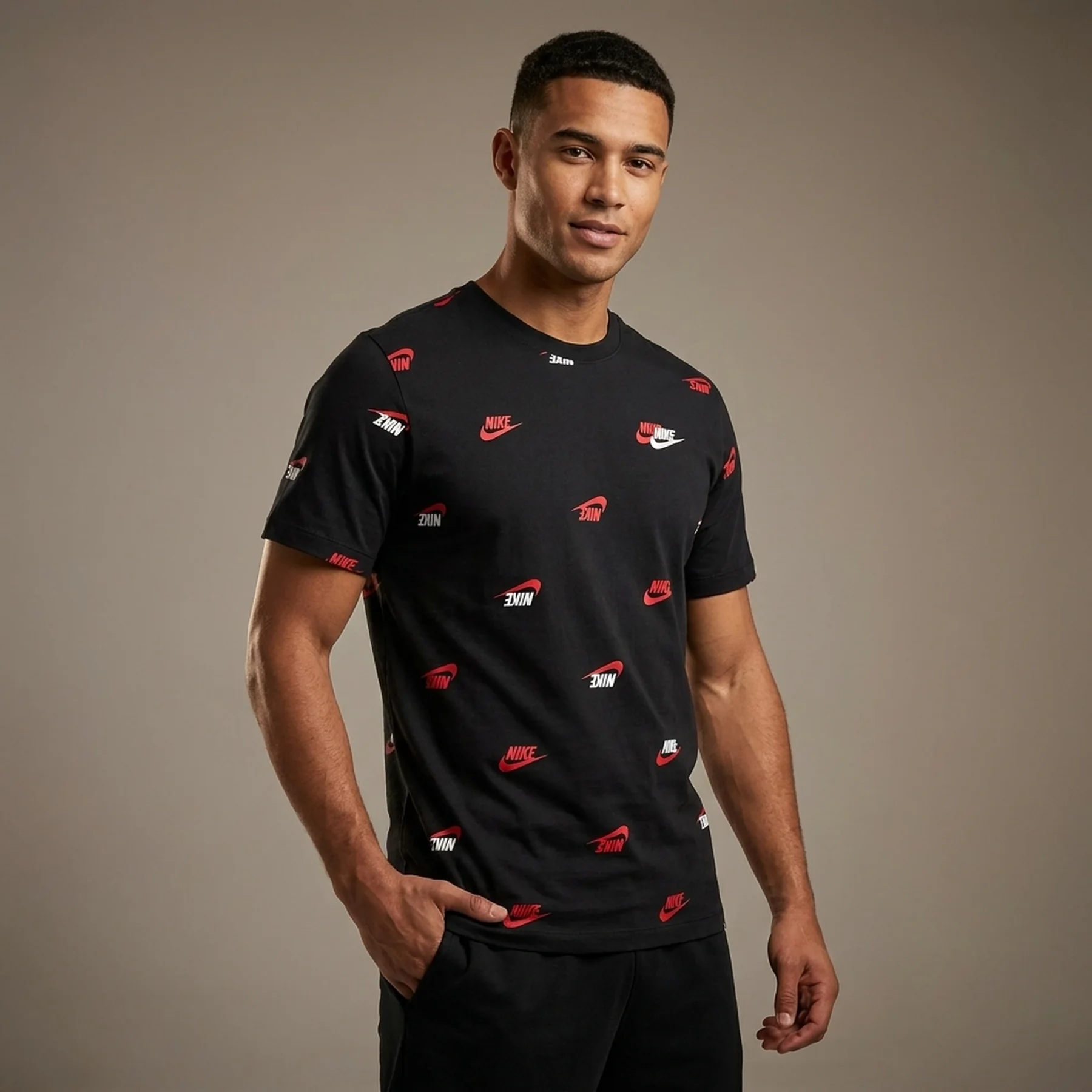 Футболка чоловіча Nike Sportswear (HJ0561-010)