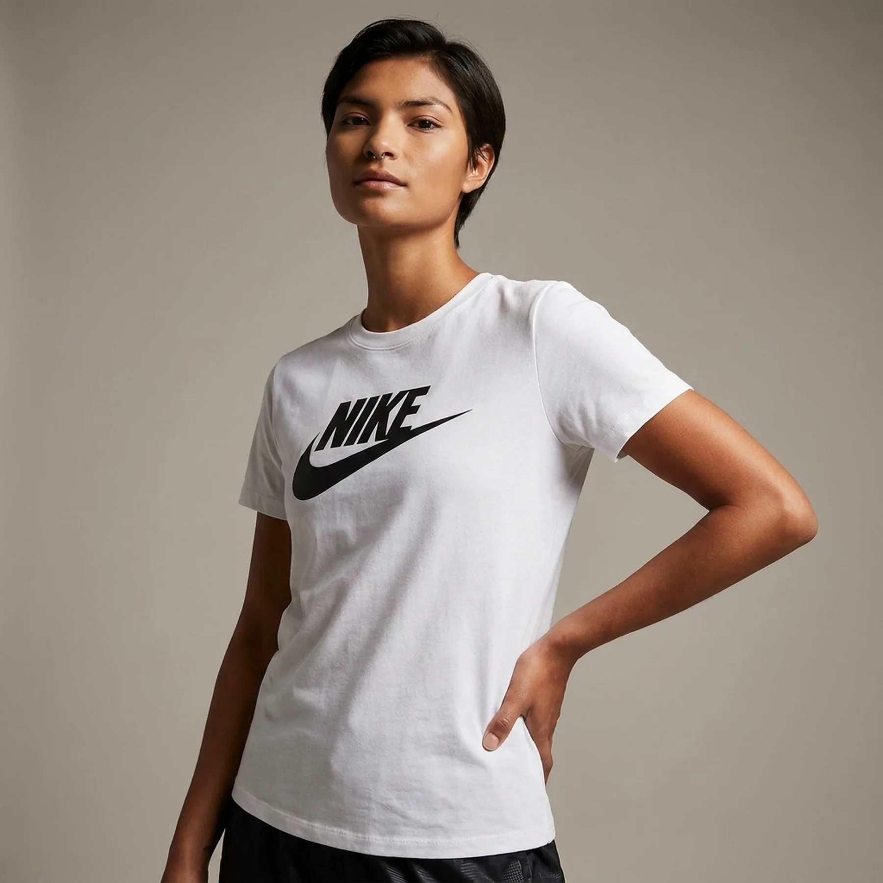 Футболка жіноча Nike Club Ss Tee Icn Ftra (DX7906-100)