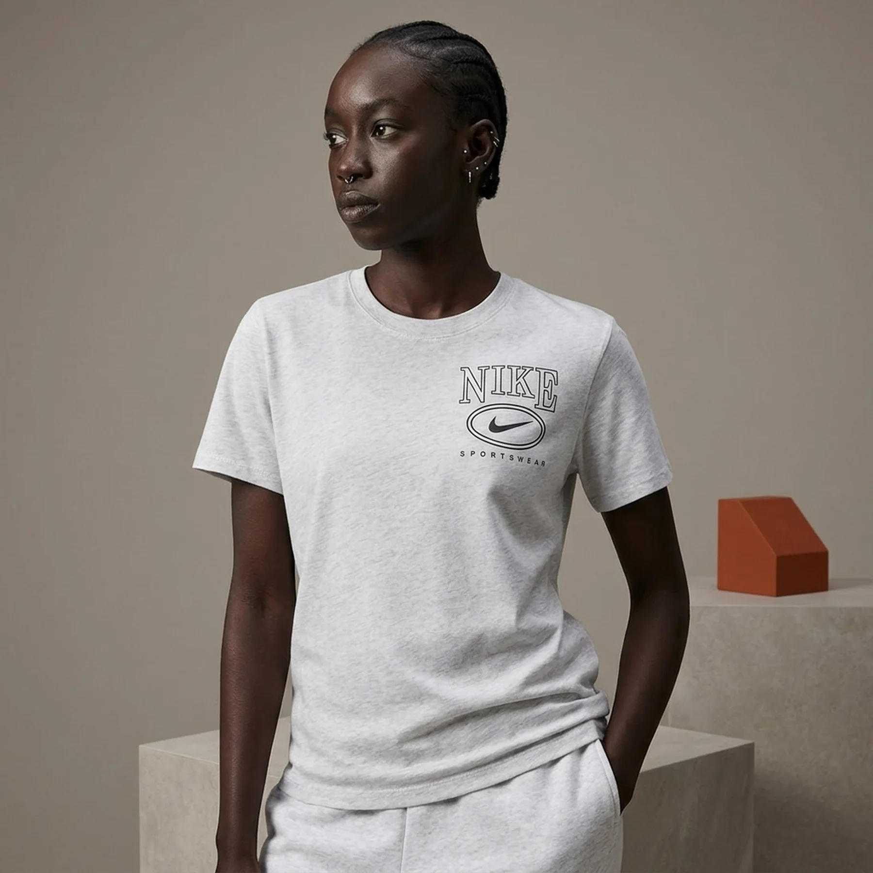Футболка жіноча Nike Sportswear Club (IB2447-051)