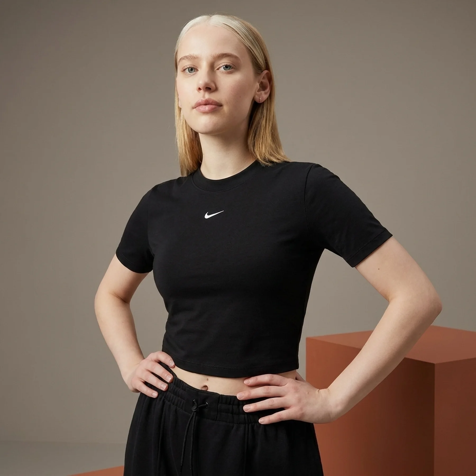 Футболка жіноча Nike Sportswear Essential Slim-Fit Crop T-Shirt (FB2873-010)