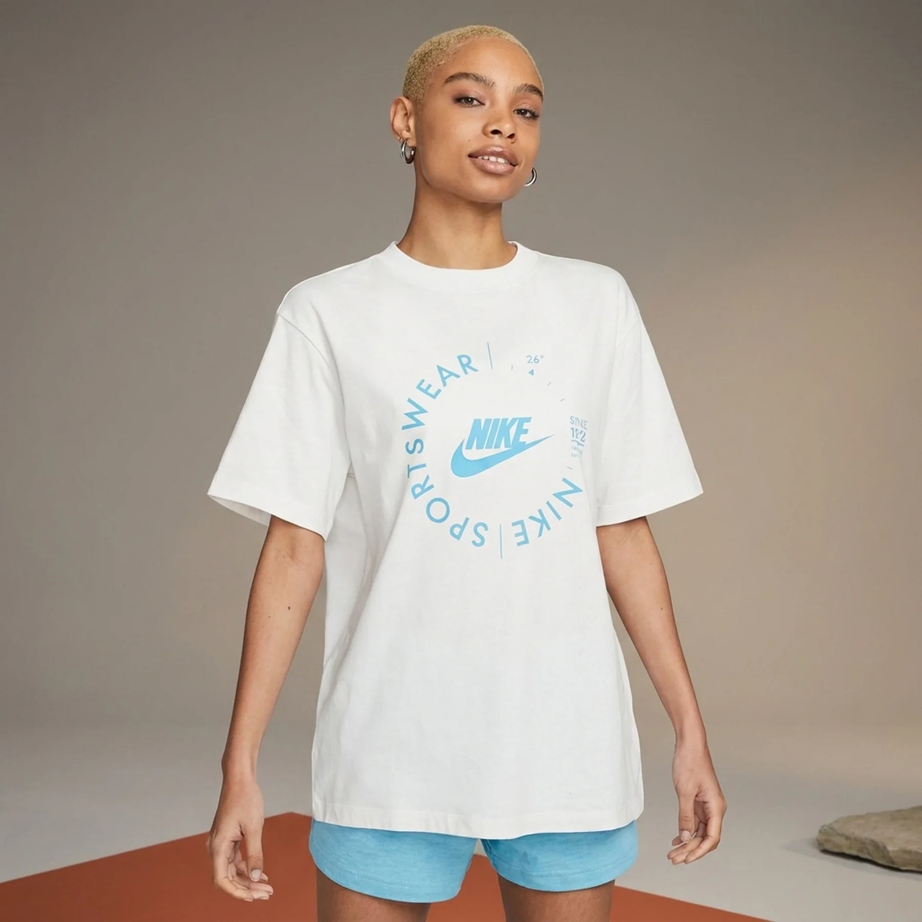 Футболка жіноча Nike Sportswear (FD4235-030)